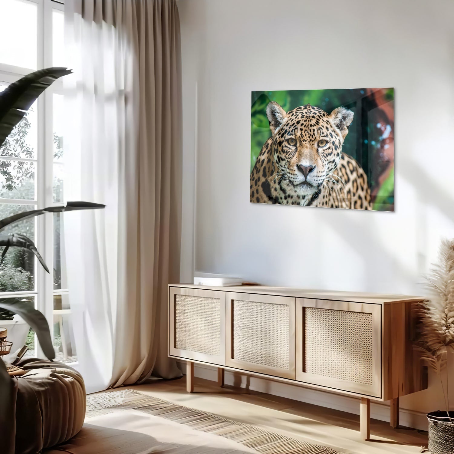 Glazen schilderij van een jaguar dat aan de muur hangt in een moderne woonkamer.