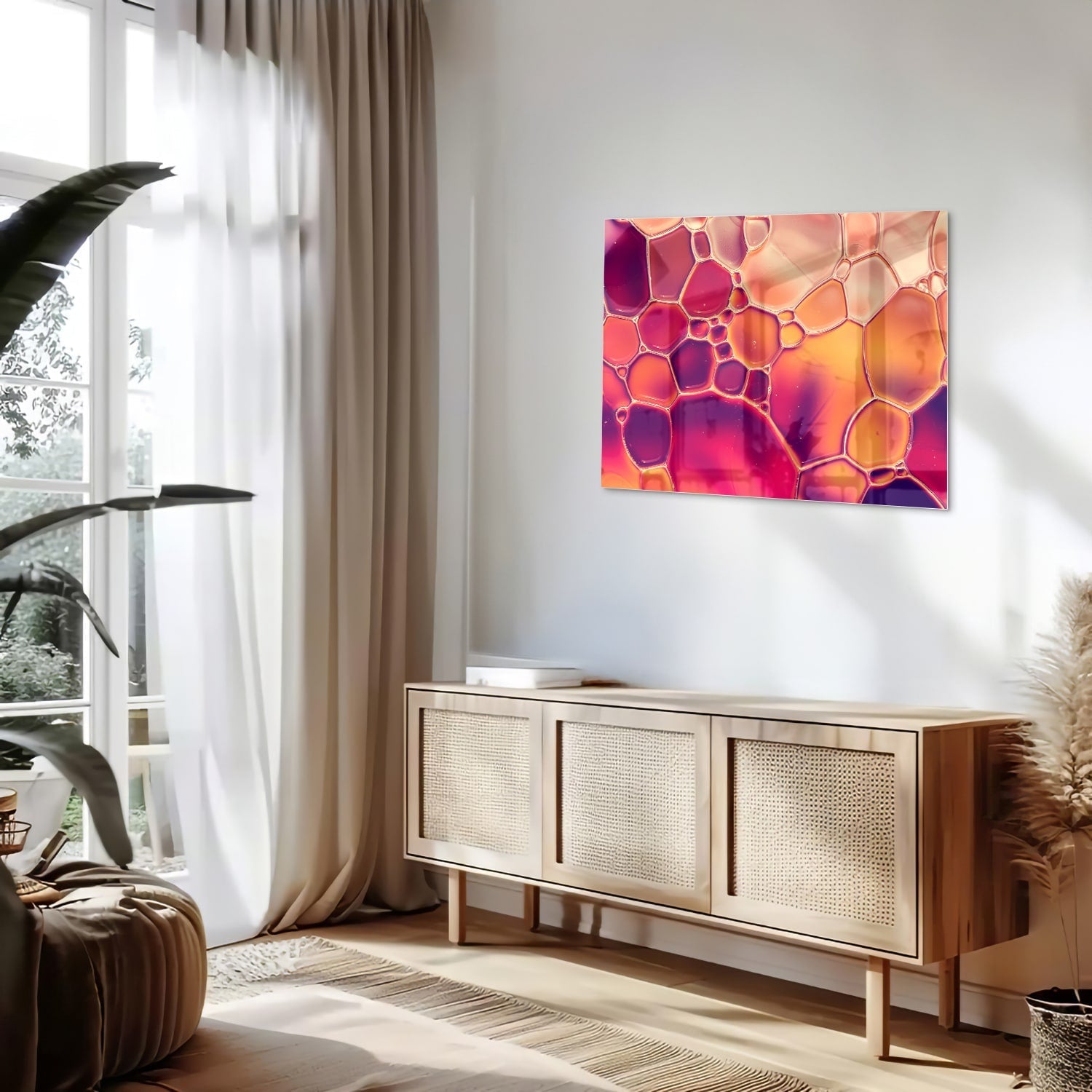 Abstract glazen schilderij met warme tinten in een interieur.