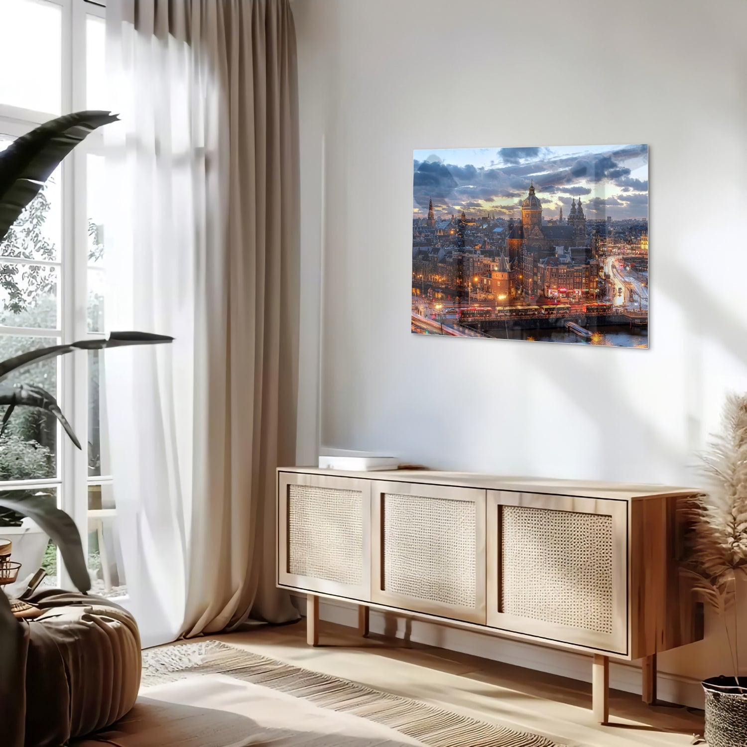 Glazen schilderij van een stedelijk landschap met stadslichten.