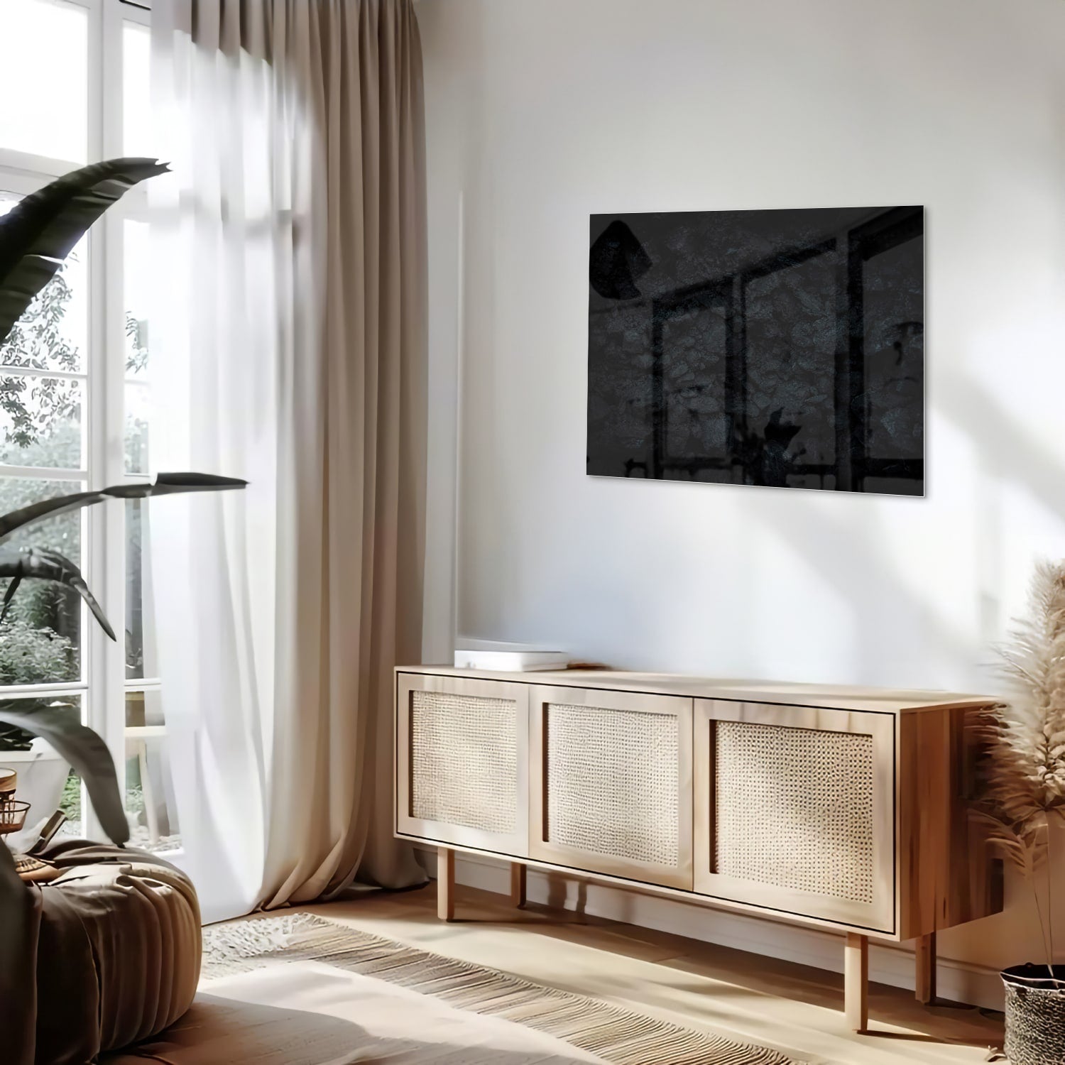Moderne glazen schilderij met abstracte schakeringen aan de muur in een lichte kamer.