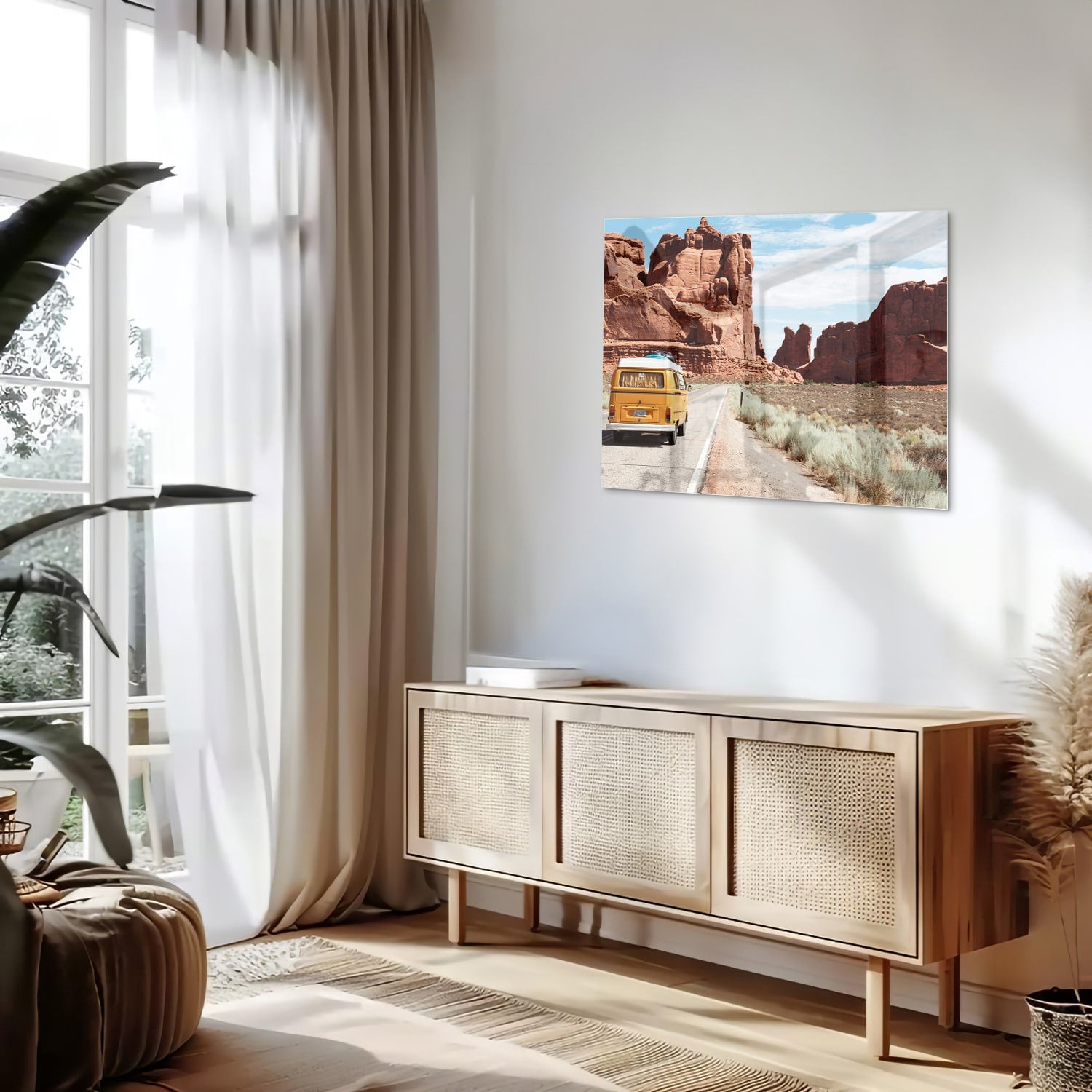 Glazen schilderij met een retro geel voertuig op een weg langs rotsformaties.