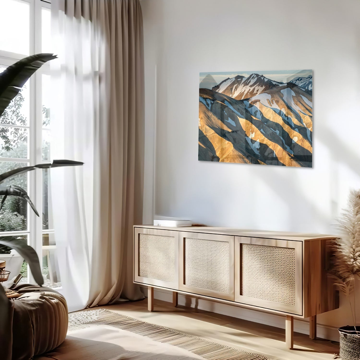 Glazen schilderij van bergen in blauw en goud, hanging in een stijlvolle kamer.