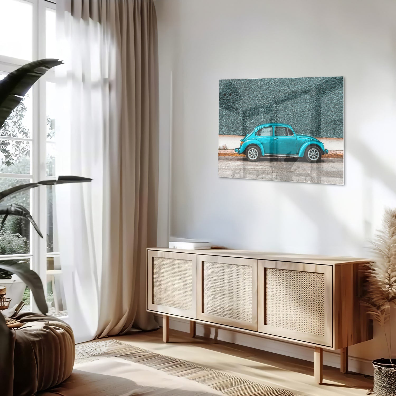 Glazen schilderij van een turquoise auto aan de muur in een moderne woonkamer.