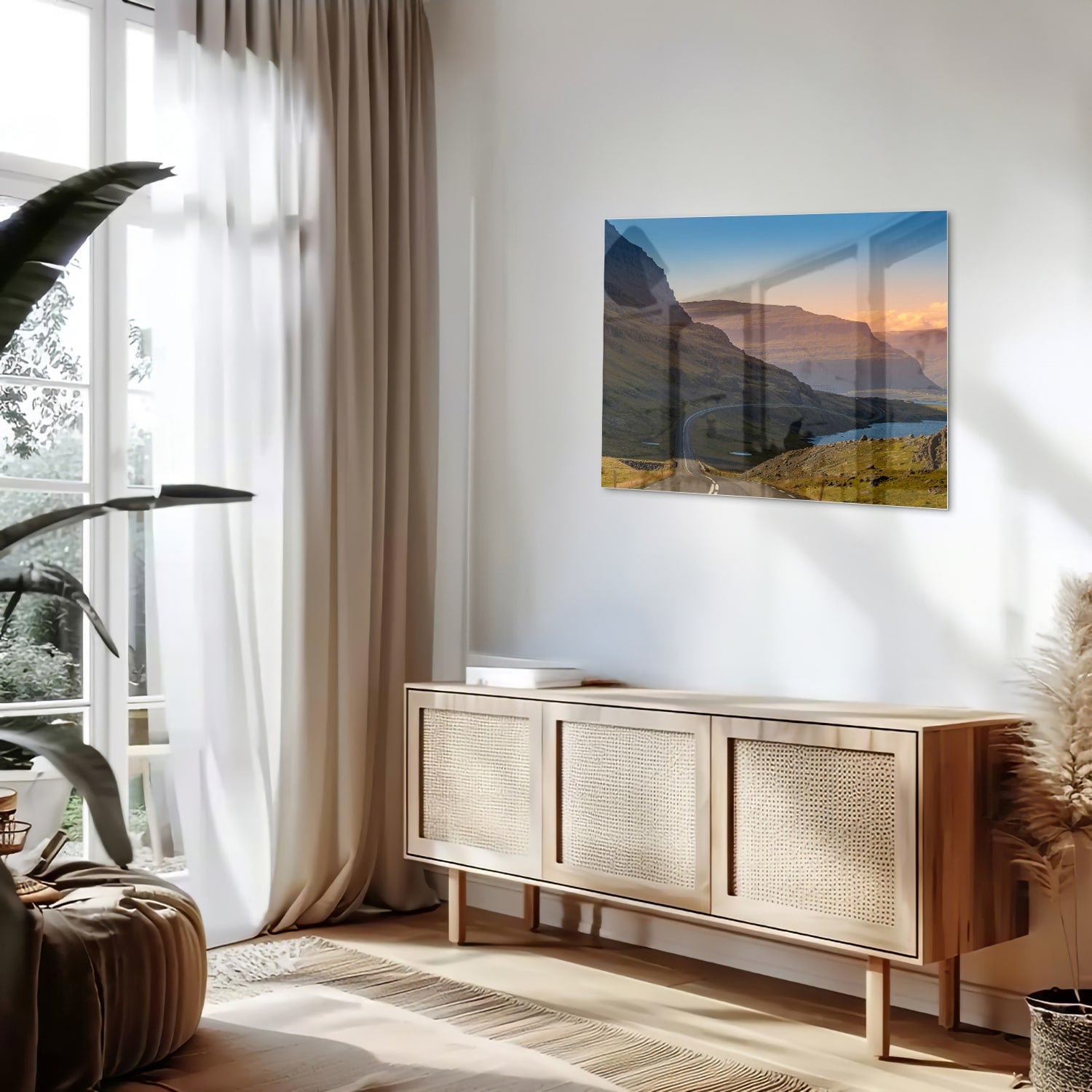 Glazen schilderij met uitzicht op bergen en een rivier in een modern interieur.