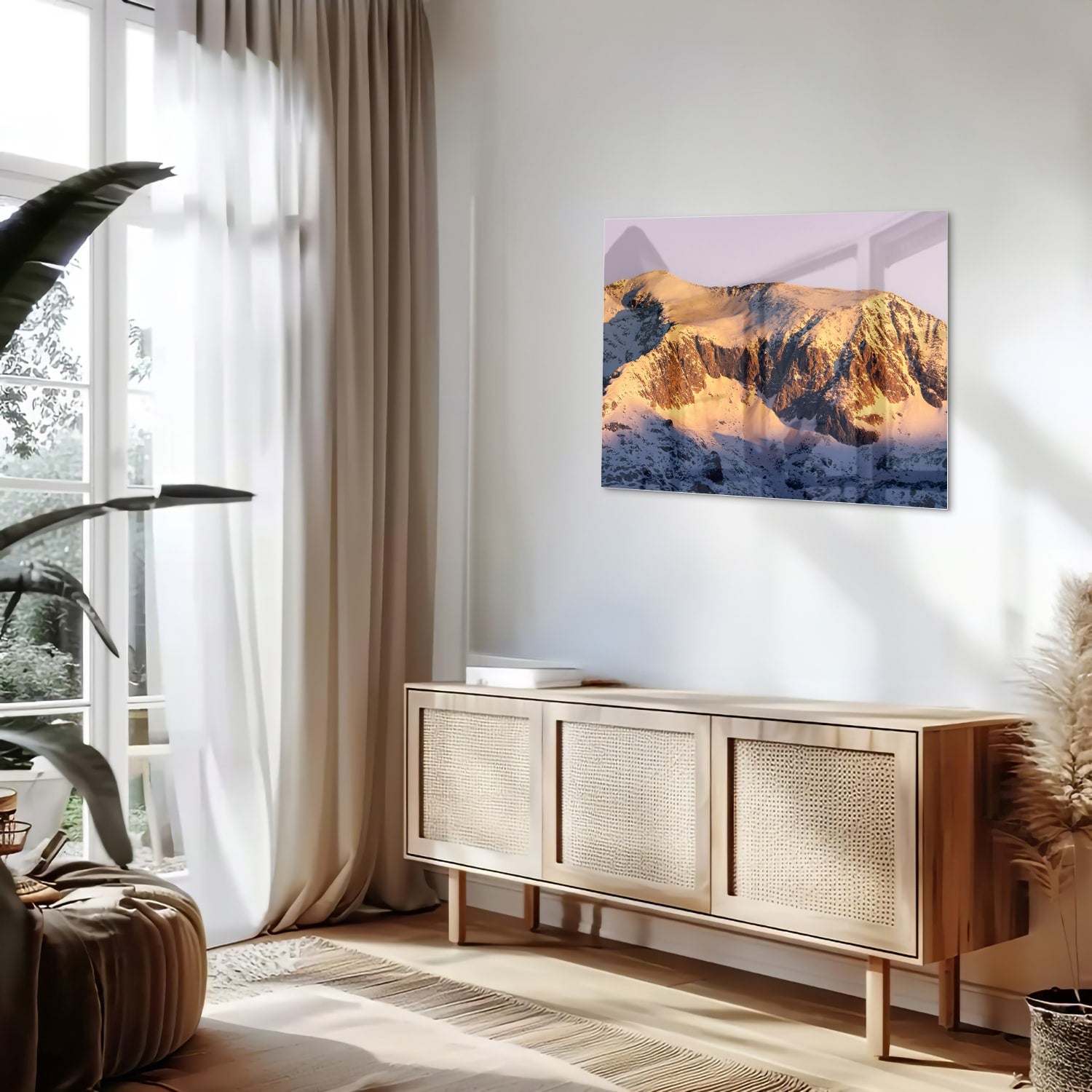 Glazen schilderij van een berglandschap met zonovergoten toppen en sneeuw