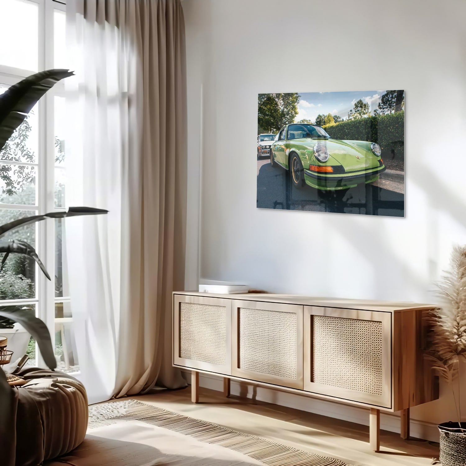Glas schilderij van een groene Porsche aan de muur in een stijlvol interieur