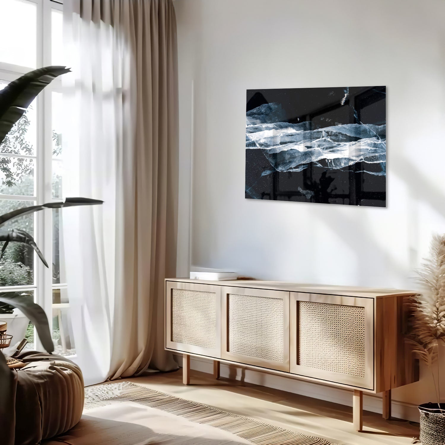 Abstract glazen schilderij in donkere kleuren met blauwe accenten, hangt aan de muur.