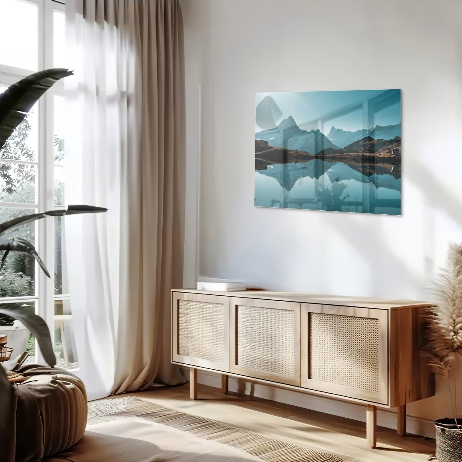 Glazen schilderij met bergen en reflecties in water.