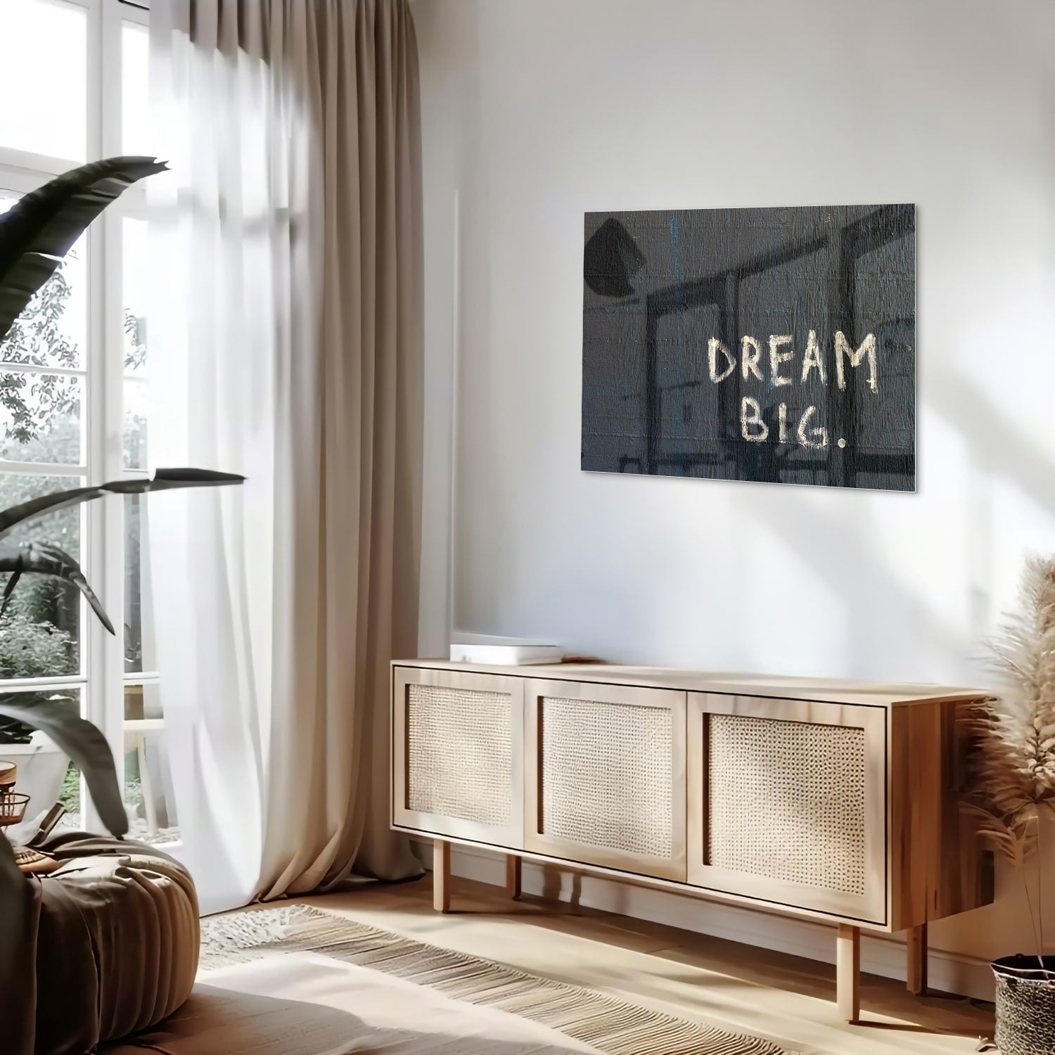 Glas schilderij met tekst 'DREAM BIG' in modern interieur