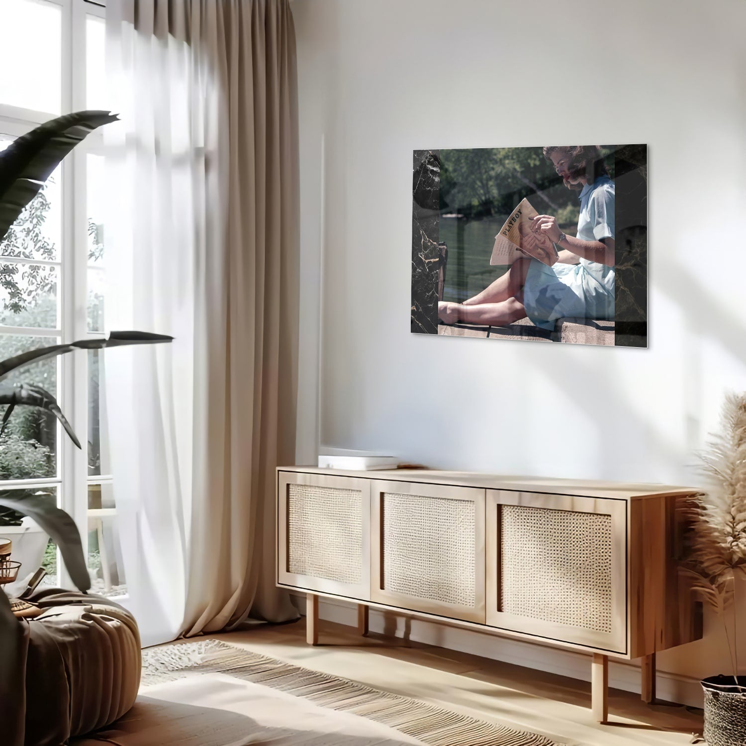 Glazen schilderij van een vrouw die aan het water leest in een serene omgeving.