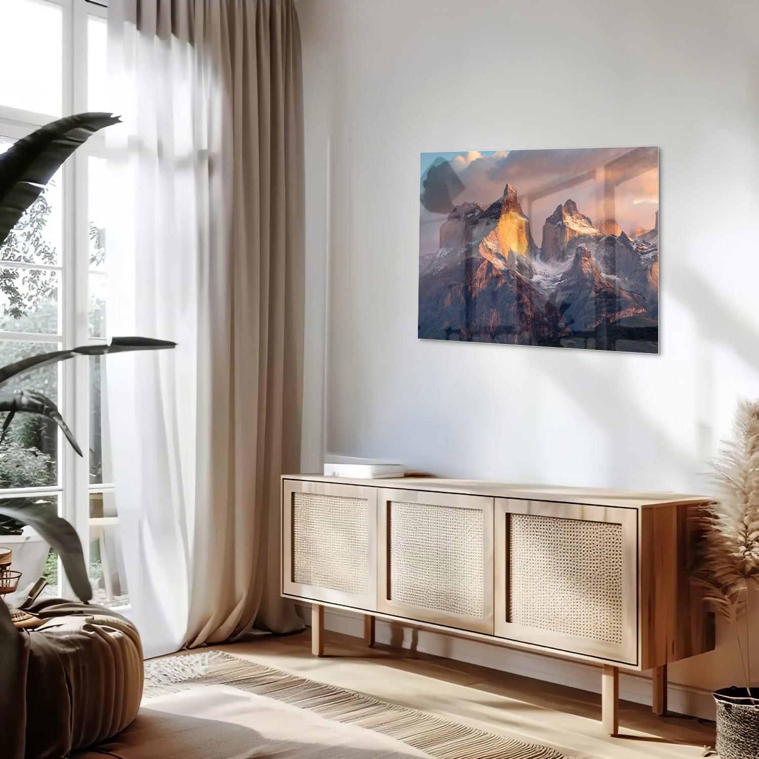 Glazen schilderij met berglandschap aan de muur in een moderne woonkamer