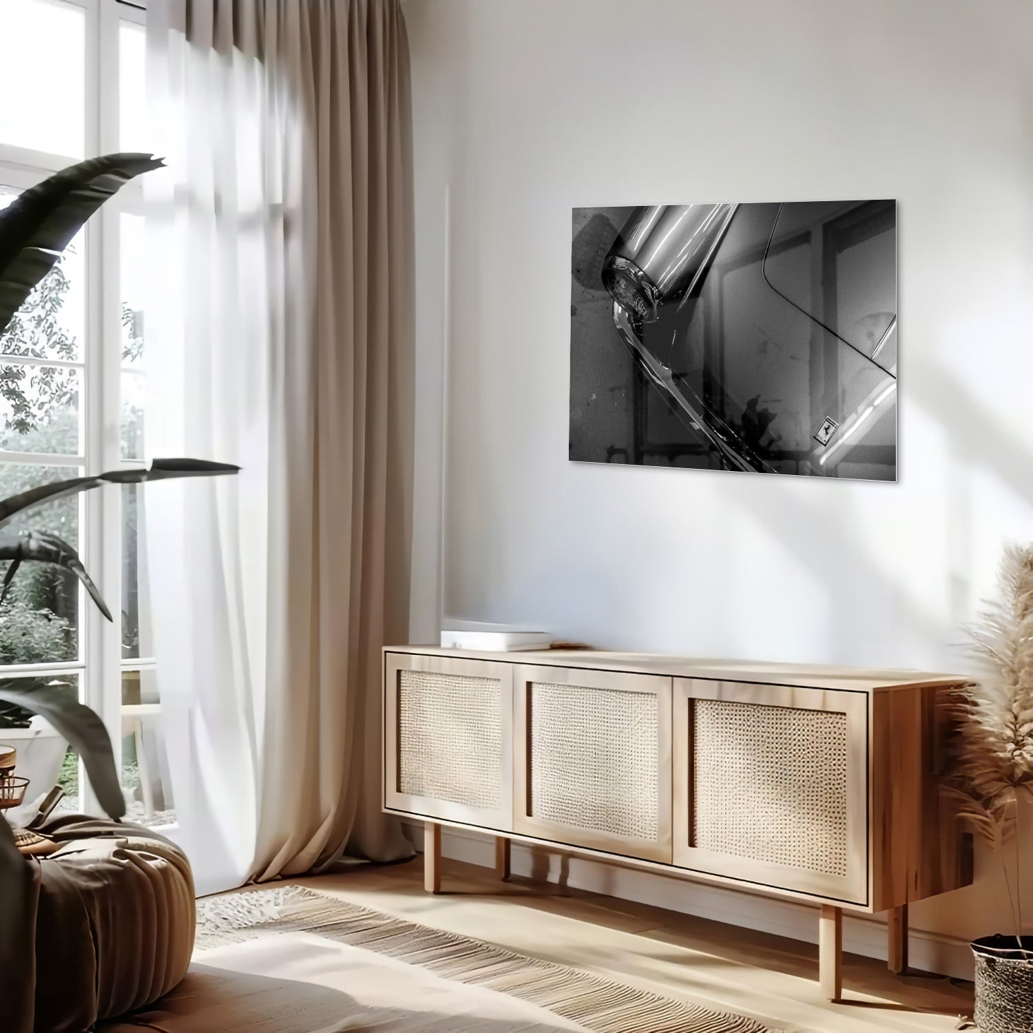 Glazen schilderij met abstracte vormen aan de muur in een stijlvolle kamer.