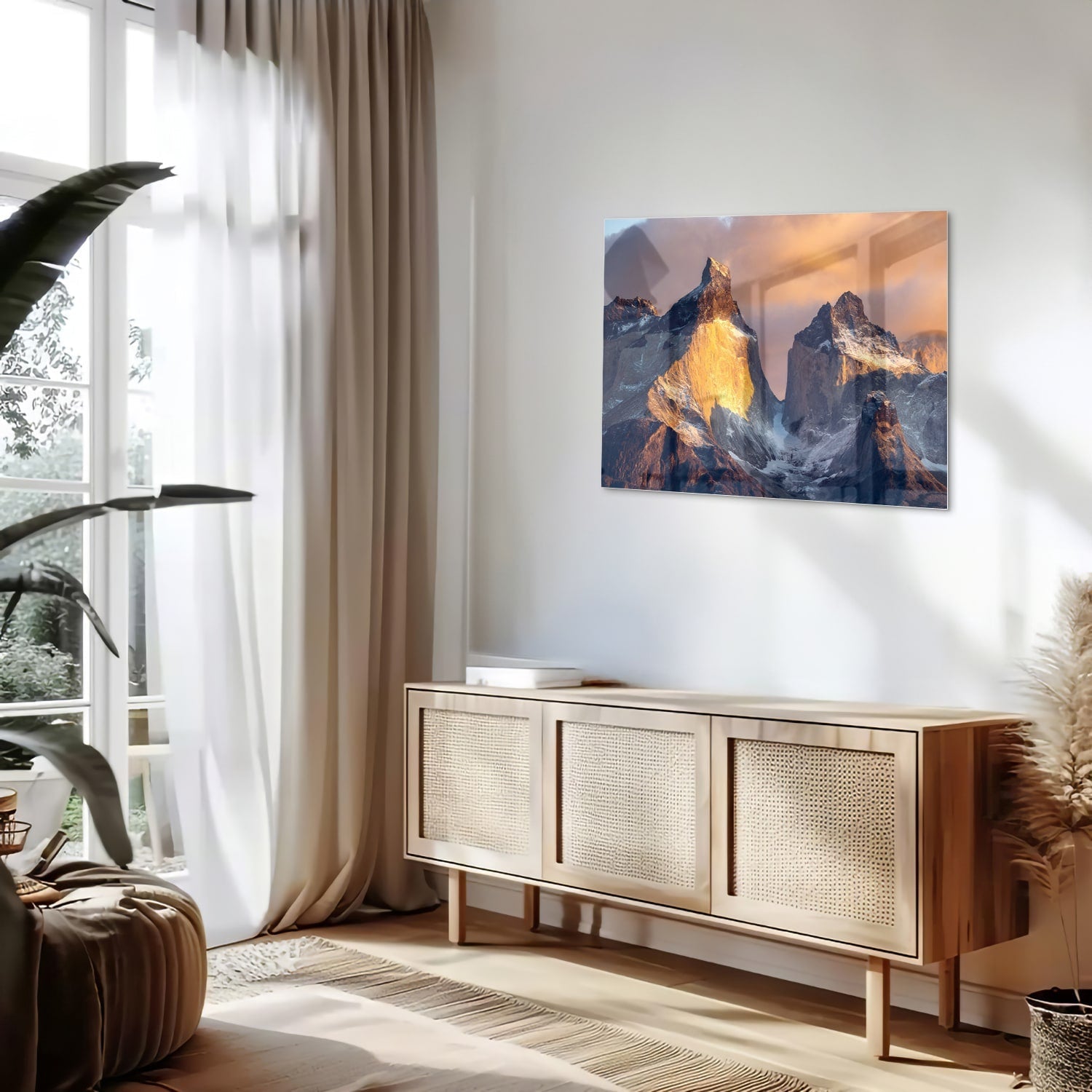 Een glazen schilderij van majestueuze bergen met gouden ochtendlicht