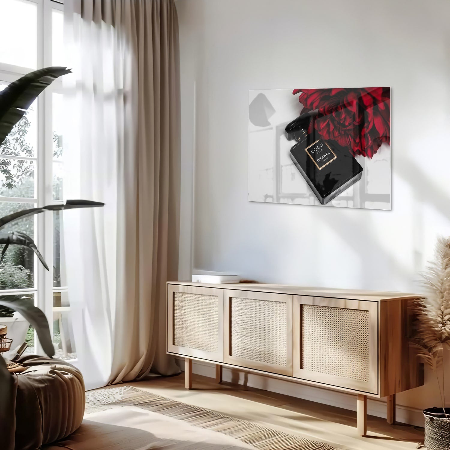 Glazen schilderij van parfumfles met rode bloemen op een witte muur