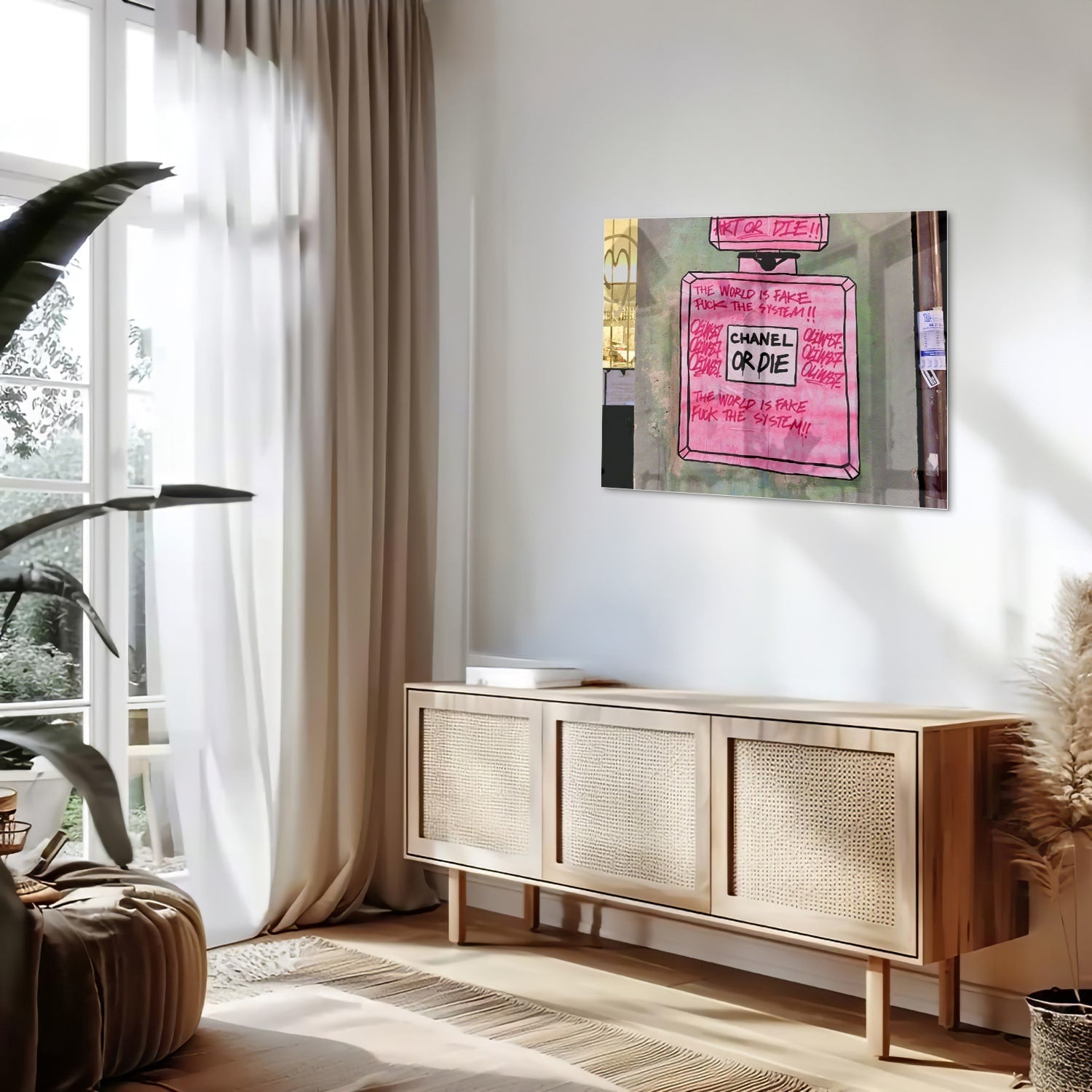 Glazen schilderij met de tekst 'Chanel or Die' in felle kleuren aan de muur.