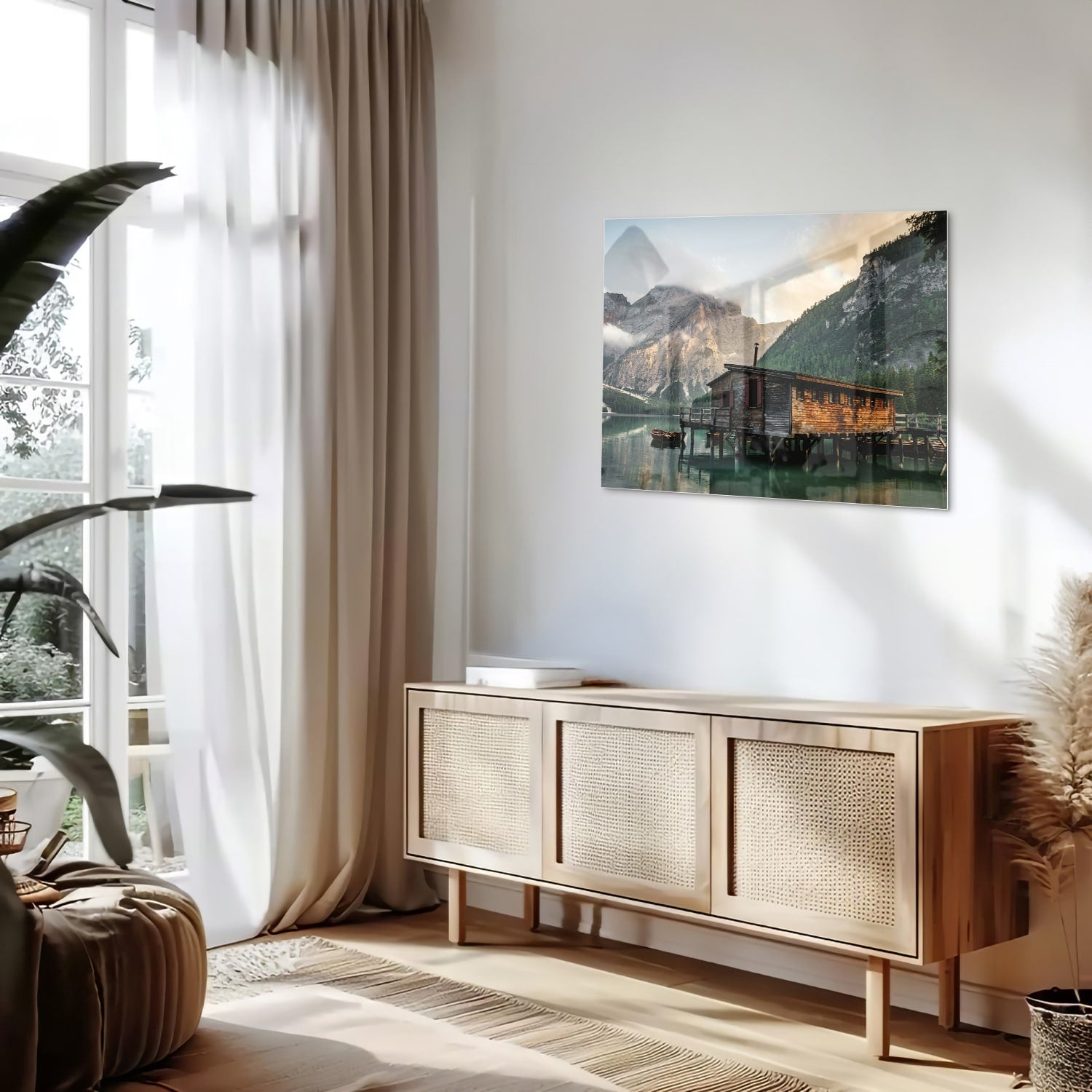 Glazen schilderij van een berghut aan een kalm meer met bergen op de achtergrond.