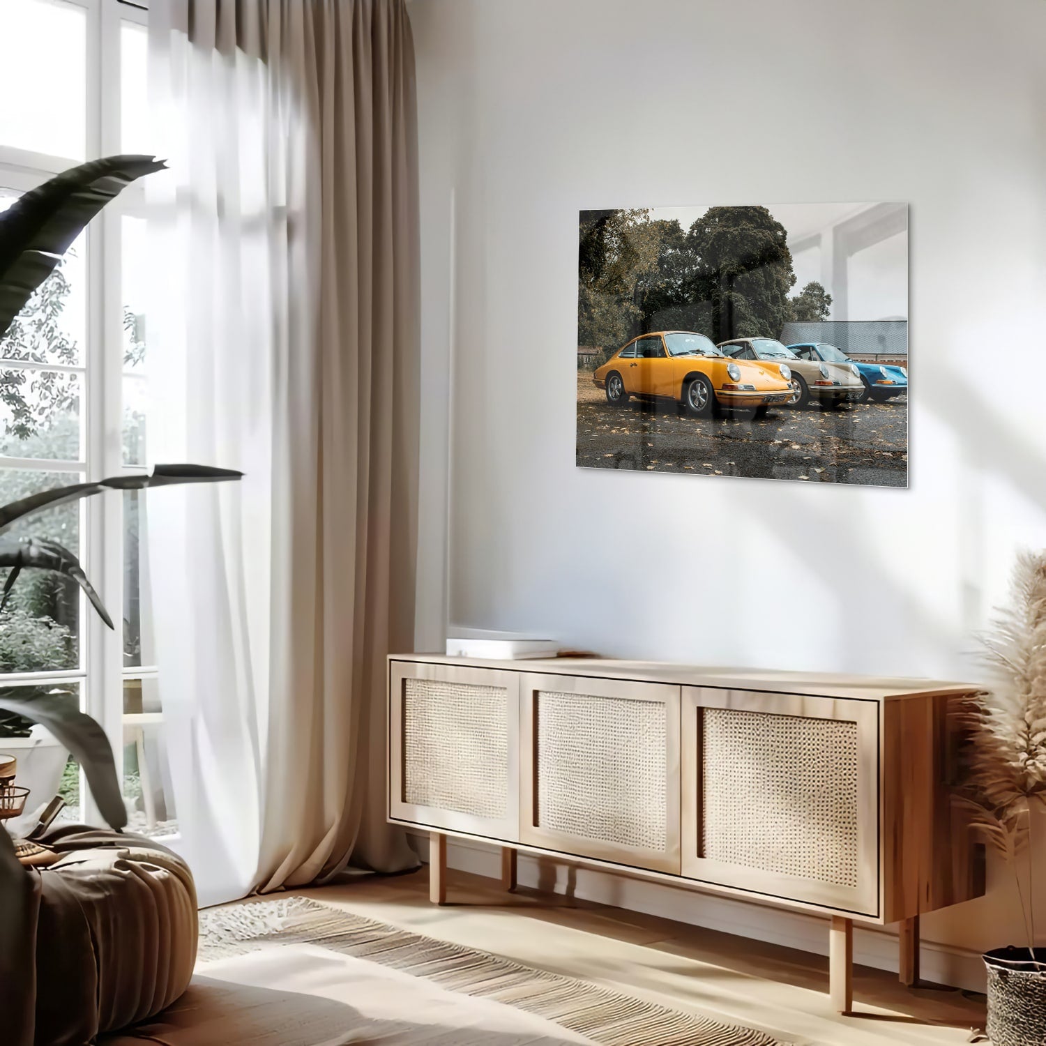 Glazen schilderij van een gele auto in een moderne woonkamer
