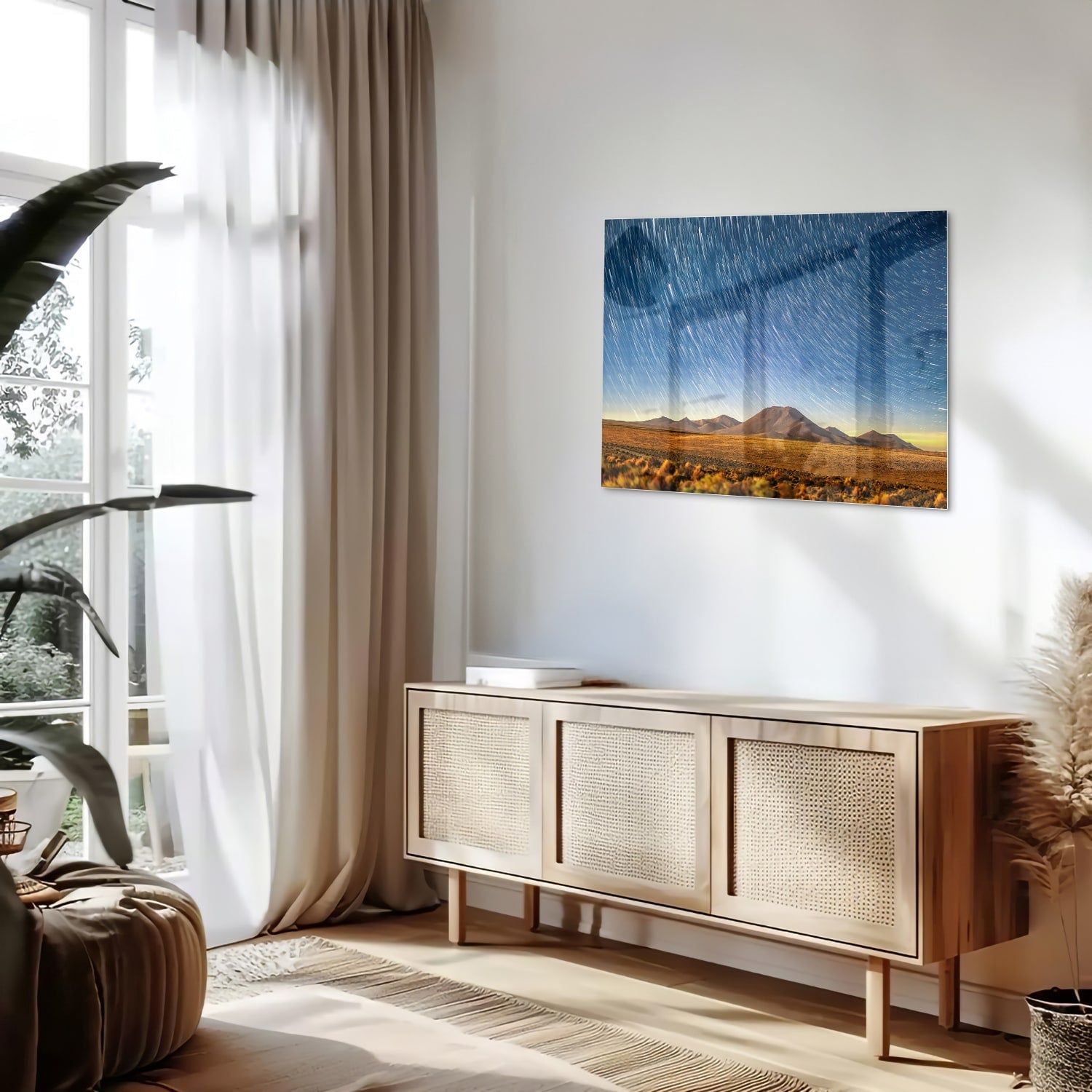 Glazen schilderij met sterrenhemel boven bergen, hangend aan de muur.