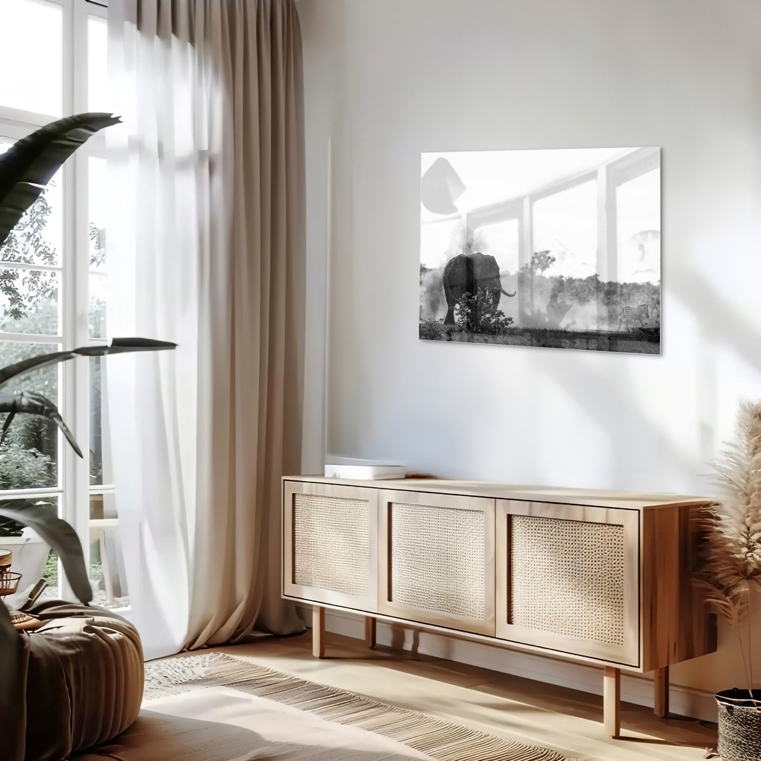 Zwart-wit glazen schilderij van een olifant aan de muur in een modern interieur.