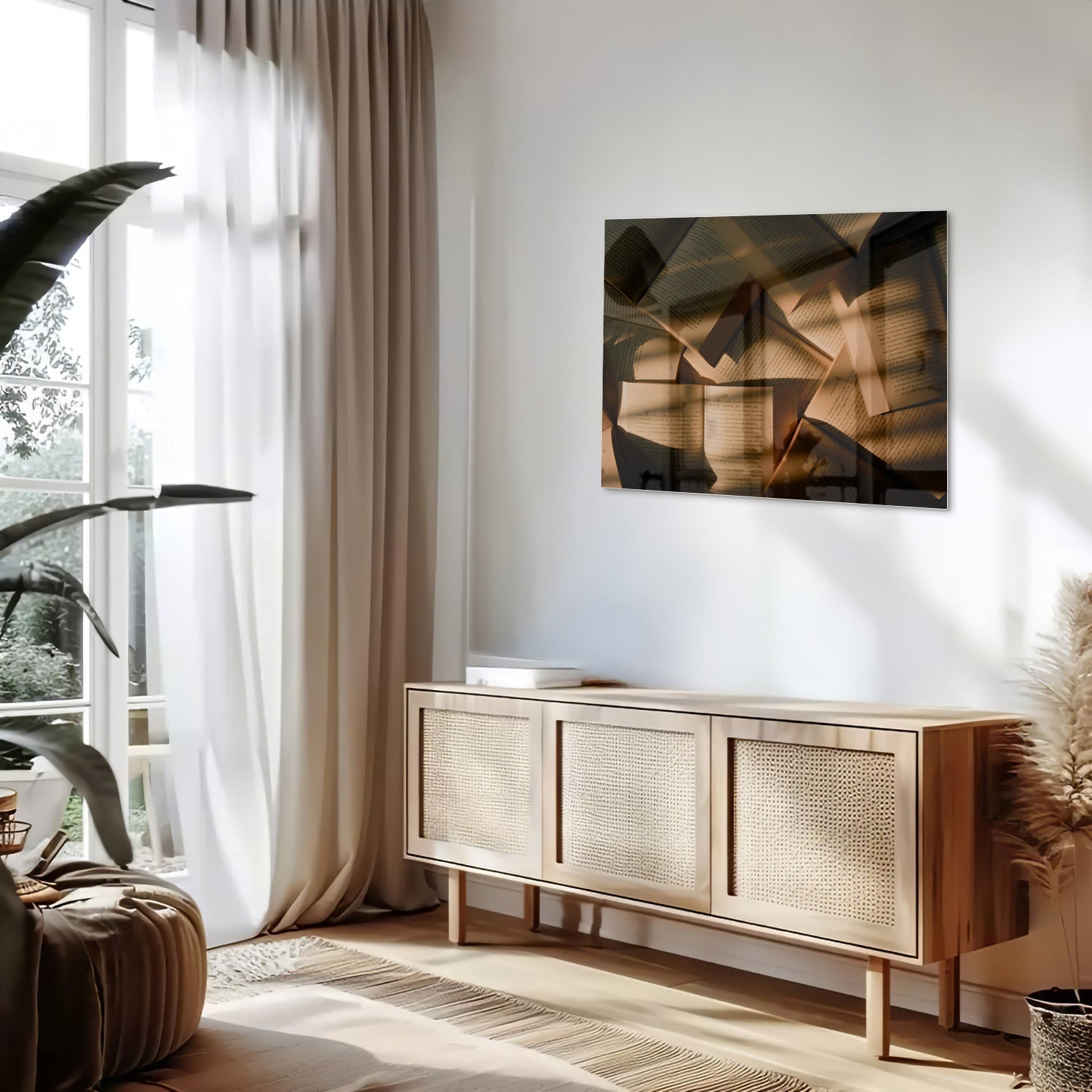 Glazen schilderij met abstracte vormen in moderne woonkamer