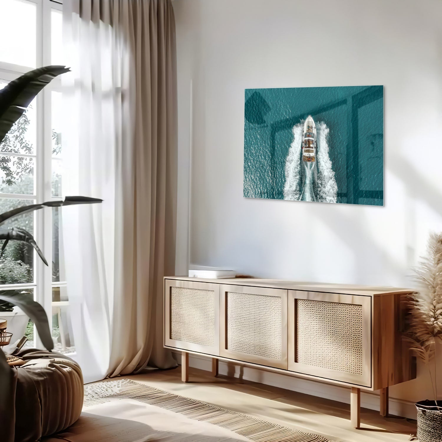 Glazen schilderij van een boot die door turquoise water vaart.