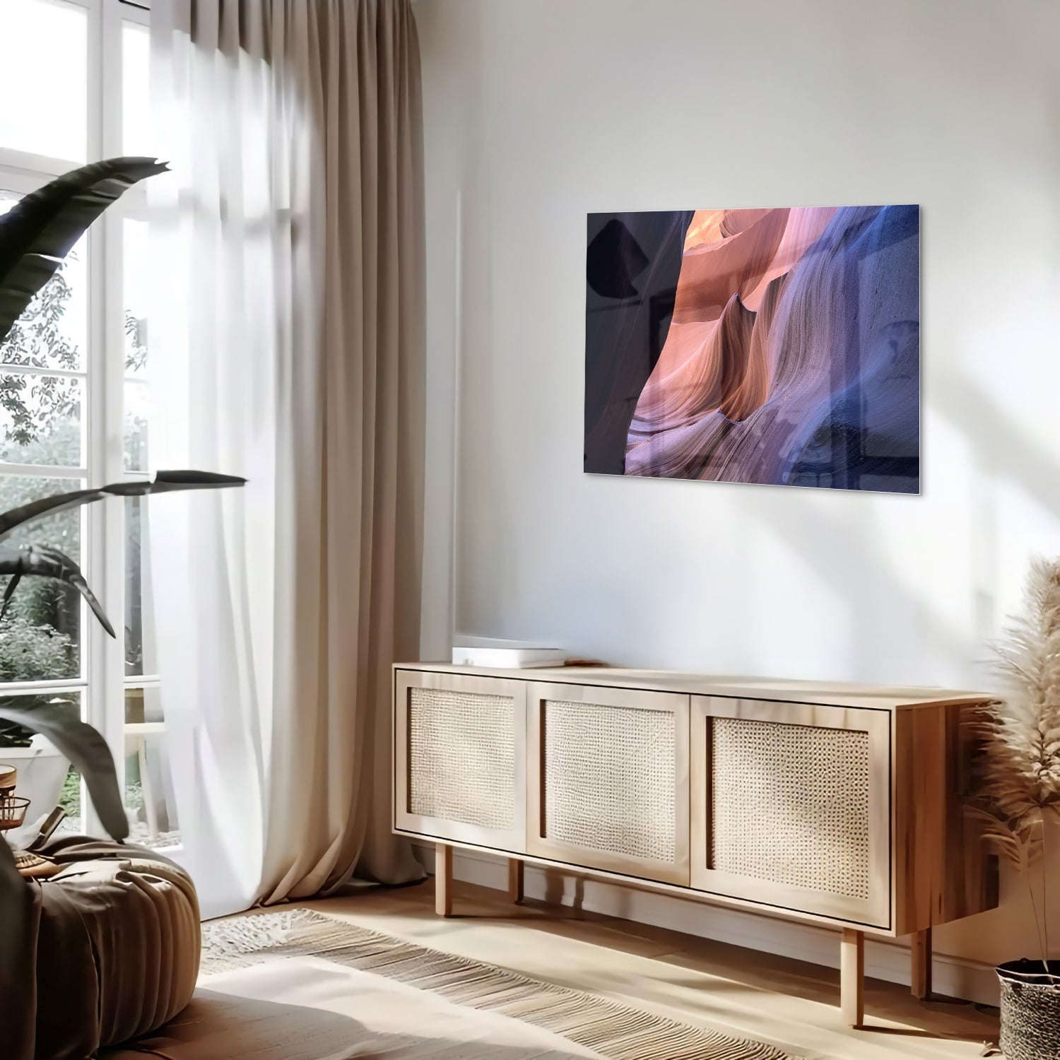 Abstract glazen schilderij met warme kleuren aan de muur