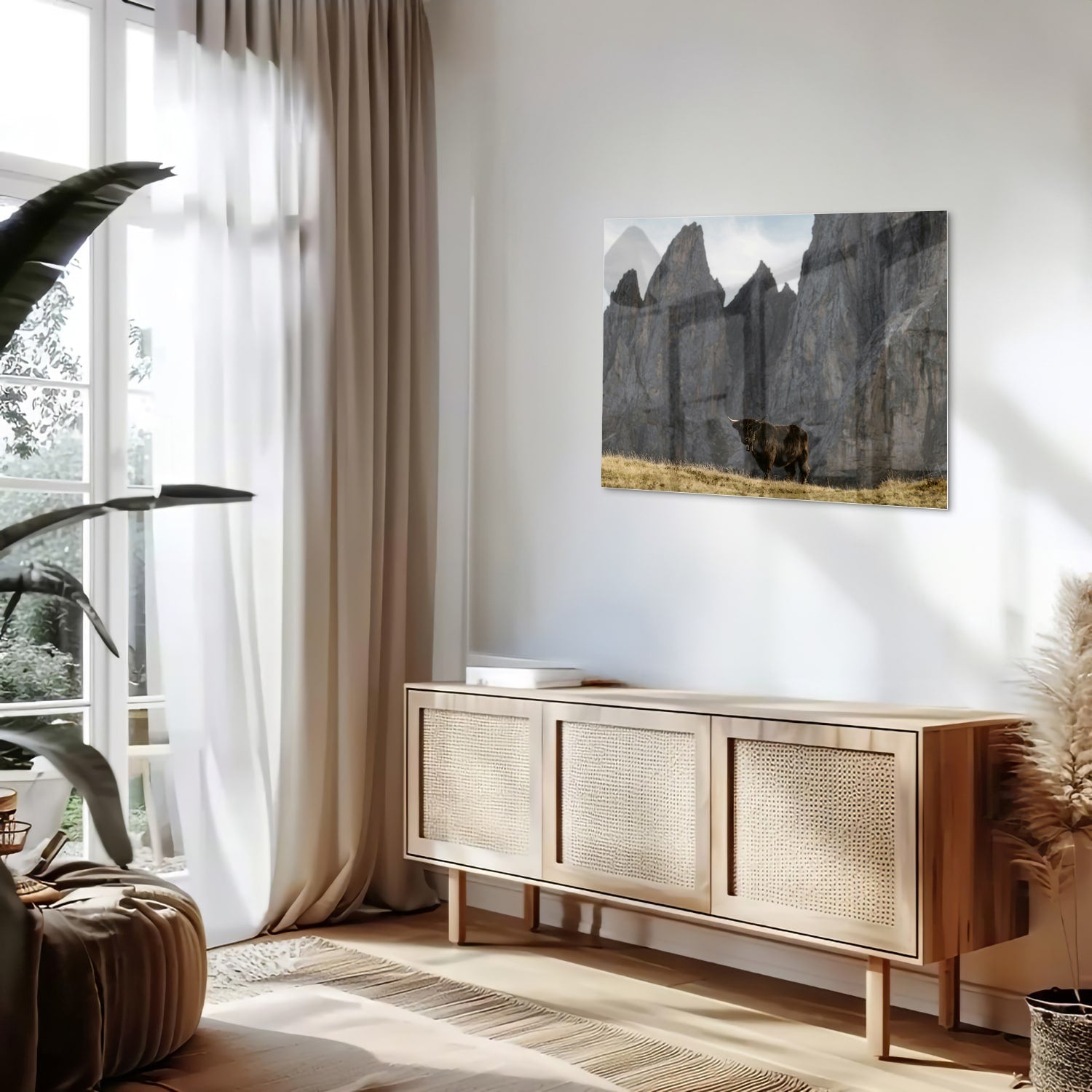 Glas schilderij van bergen met een koe in een groene wei.