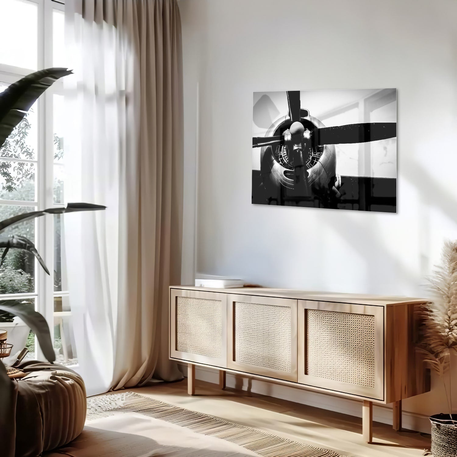 Zwart-wit glazen schilderij van een vintage vliegtuigpropeller tegen een lichte muur.