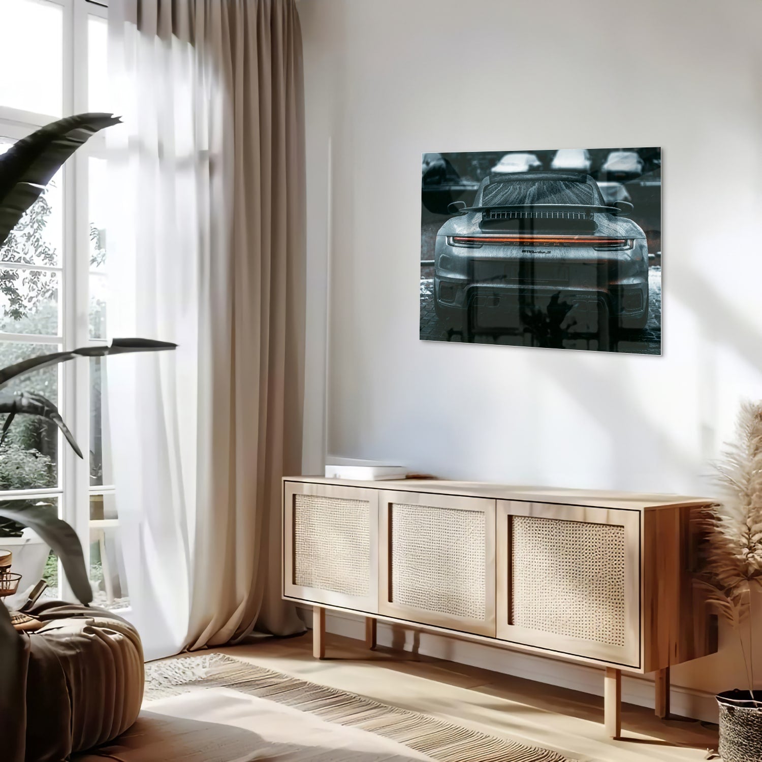 Glazen schilderij van een sportwagen aan de muur in een lichte woonkamer.