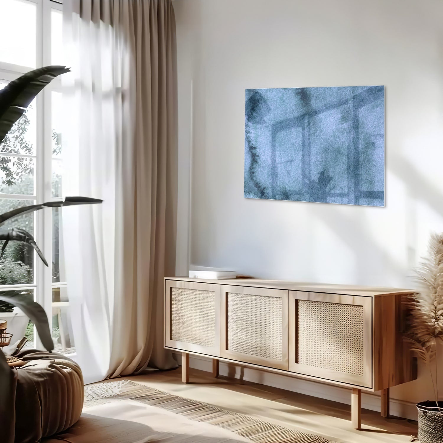 Blauw glazen schilderij aan de muur boven een houten kast in een elegant interieur.