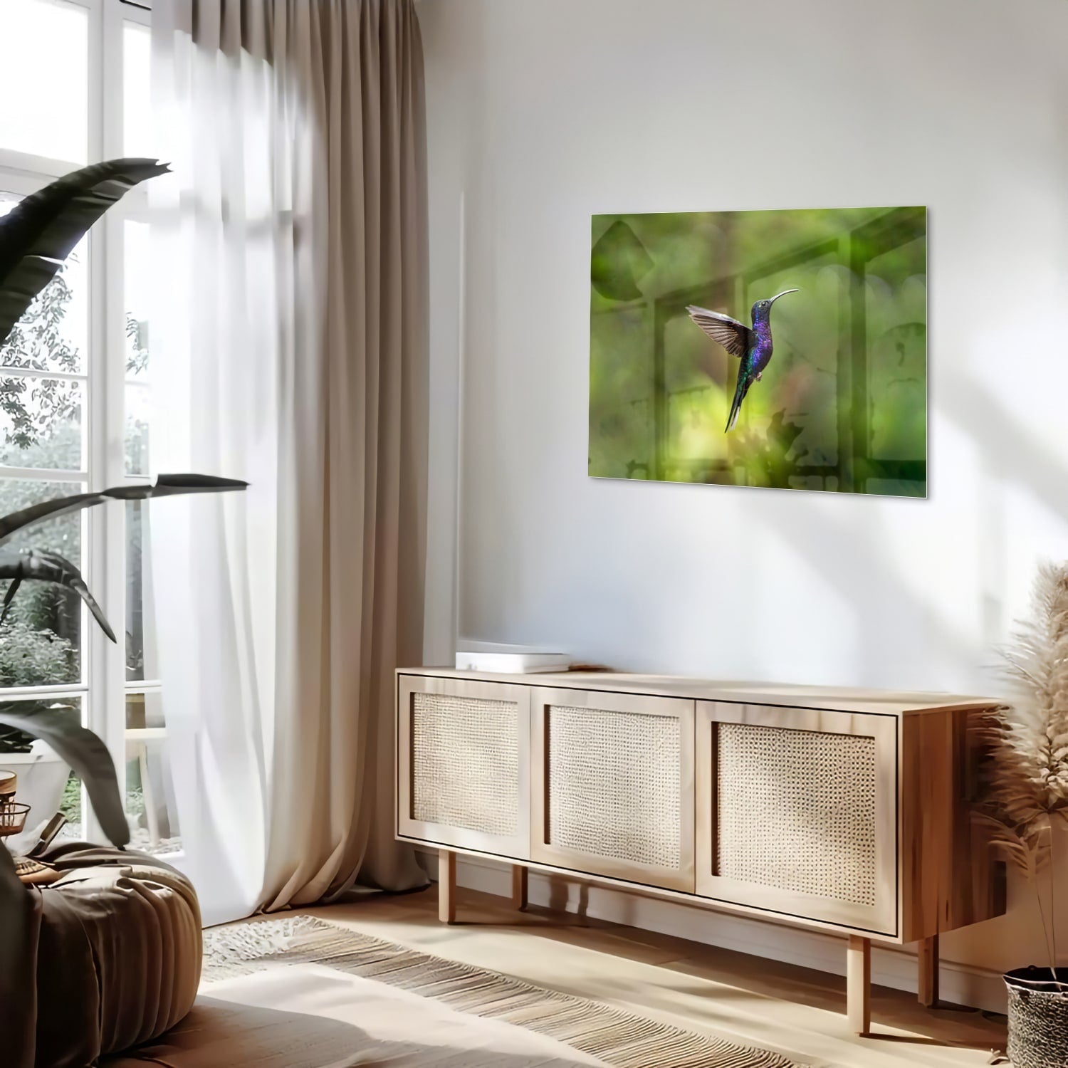 Een glazen schilderij van een kolibrie die vloog voor een groene achtergrond in een lichte kamer.