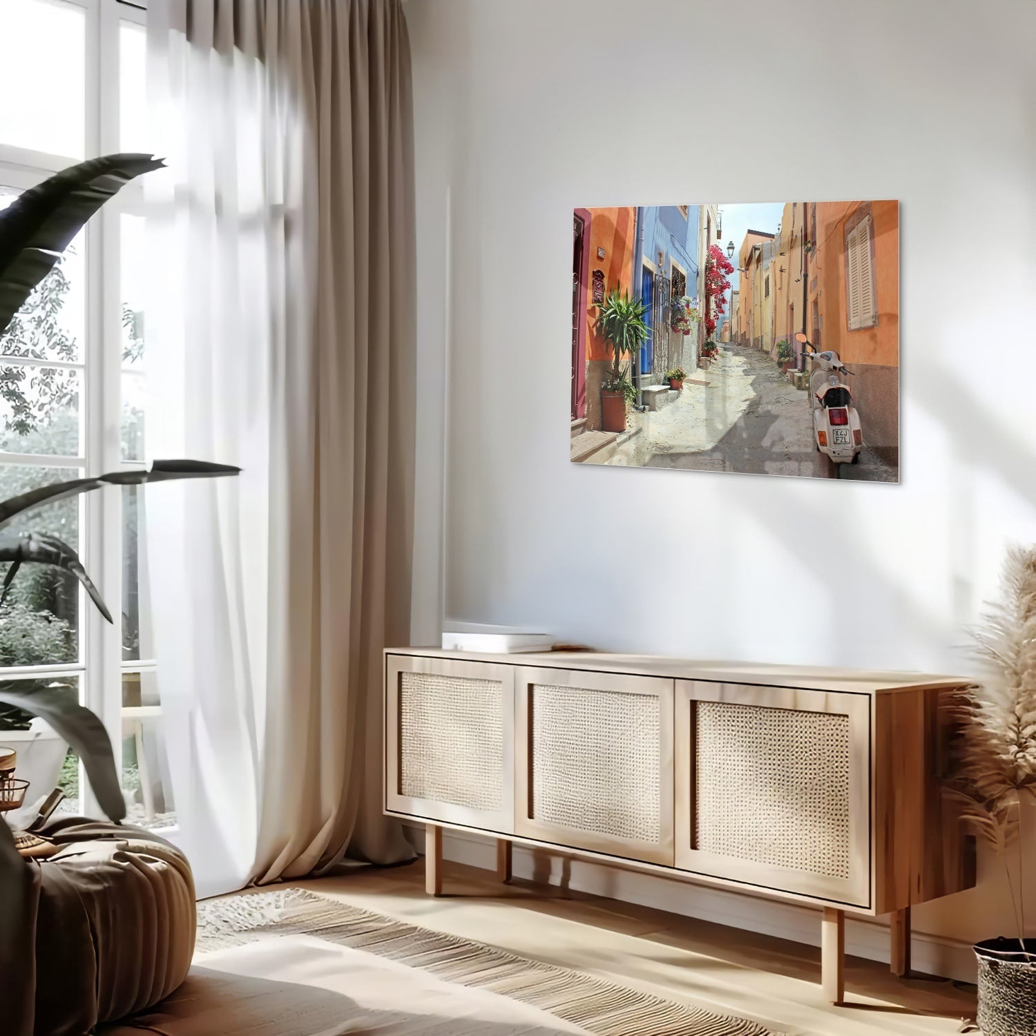 Glazen schilderij van een kleurrijke straat met een Vespa en bloeiende planten.