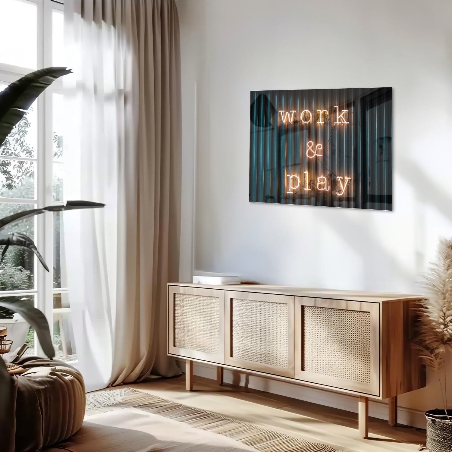 Glazen schilderij met de woorden 'Work & Play' in sfeervolle verlichting.