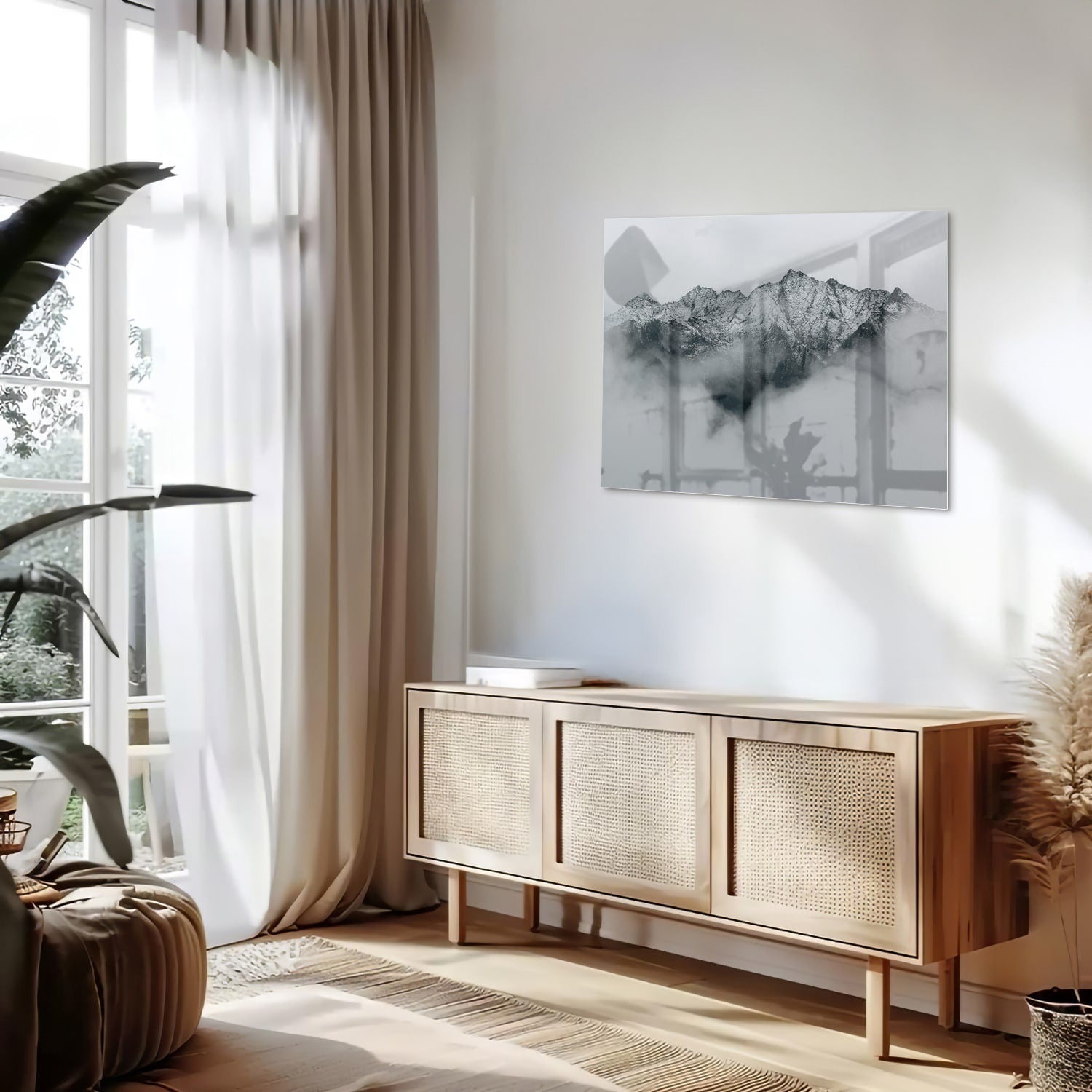 Glazen schilderij met bergen in zwart-wit, hangend aan de muur