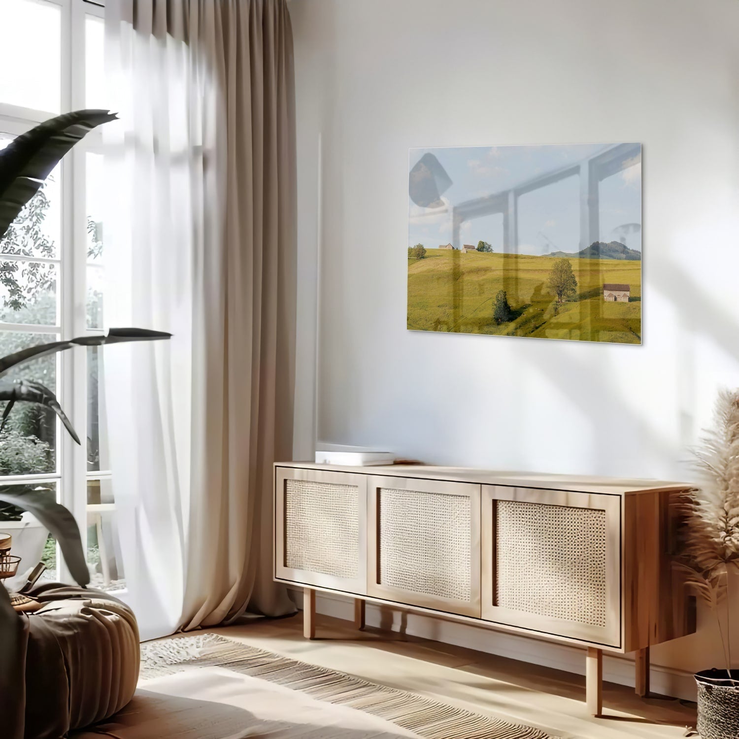 Glazen schilderij met groene heuvels en boerderijen op een witte muur.