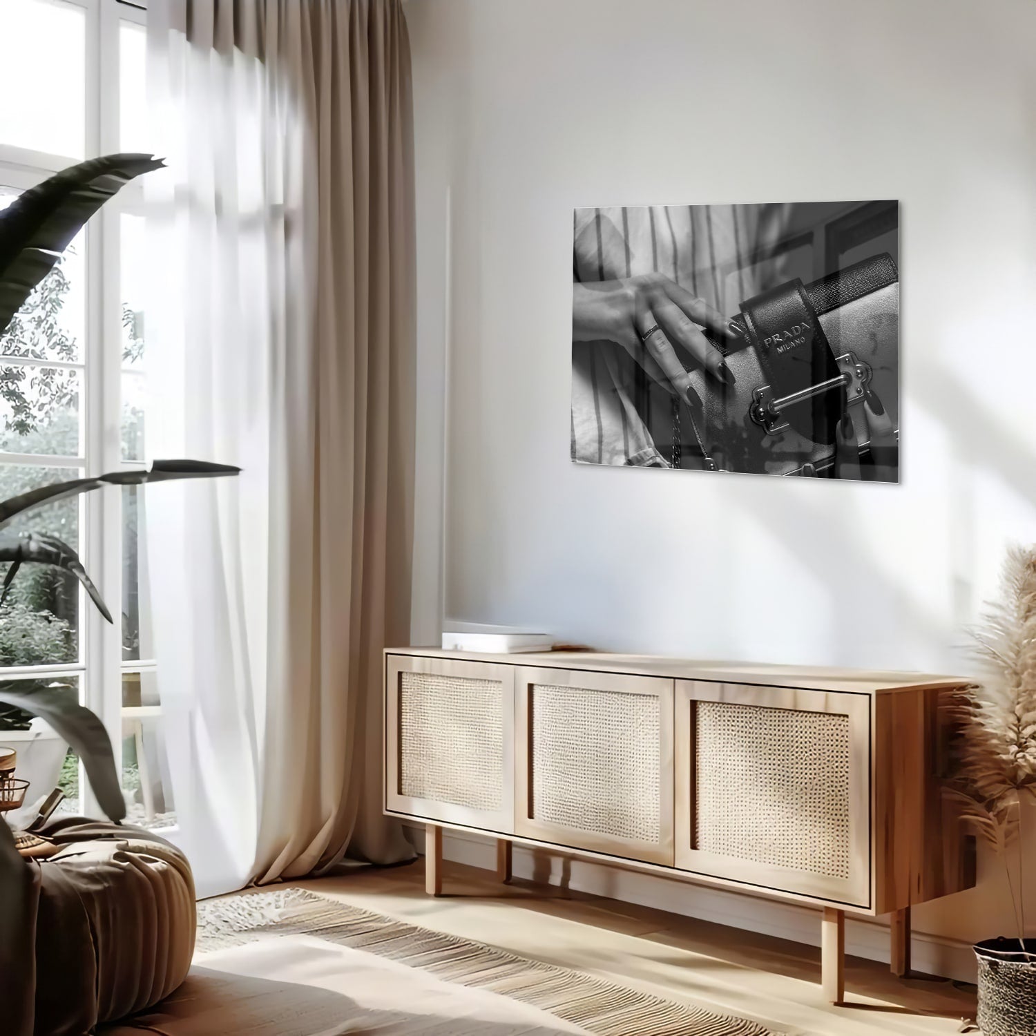 Glazen schilderij met close-up van luxe accessoires op een wand.