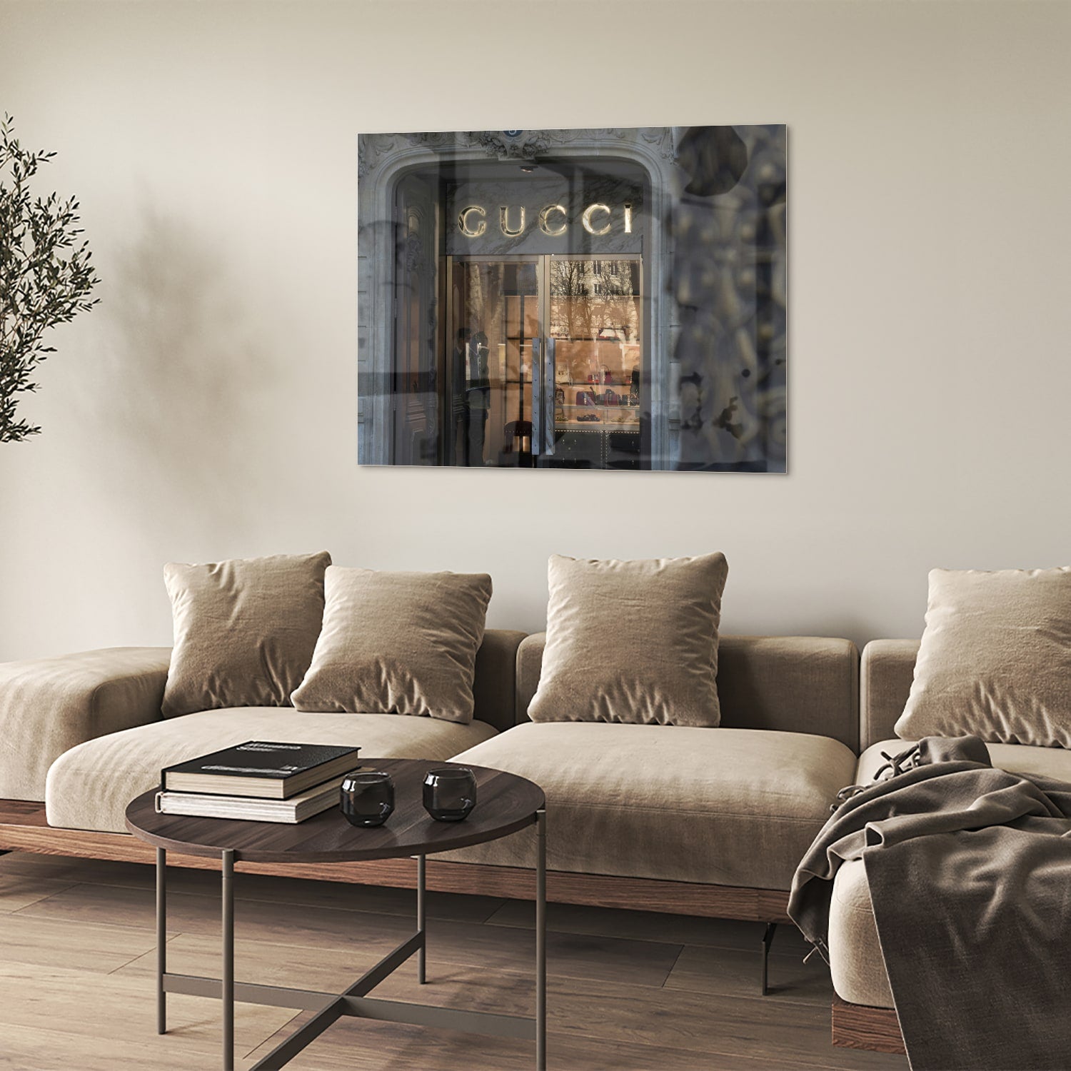 Elegant glazen schilderij van de Gucci etalage in een modern interieur.