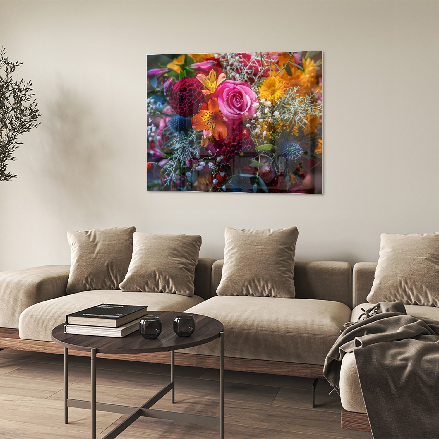 Glazen schilderij met een kleurrijke bloemenmix, inclusief rozen en andere bloemen.