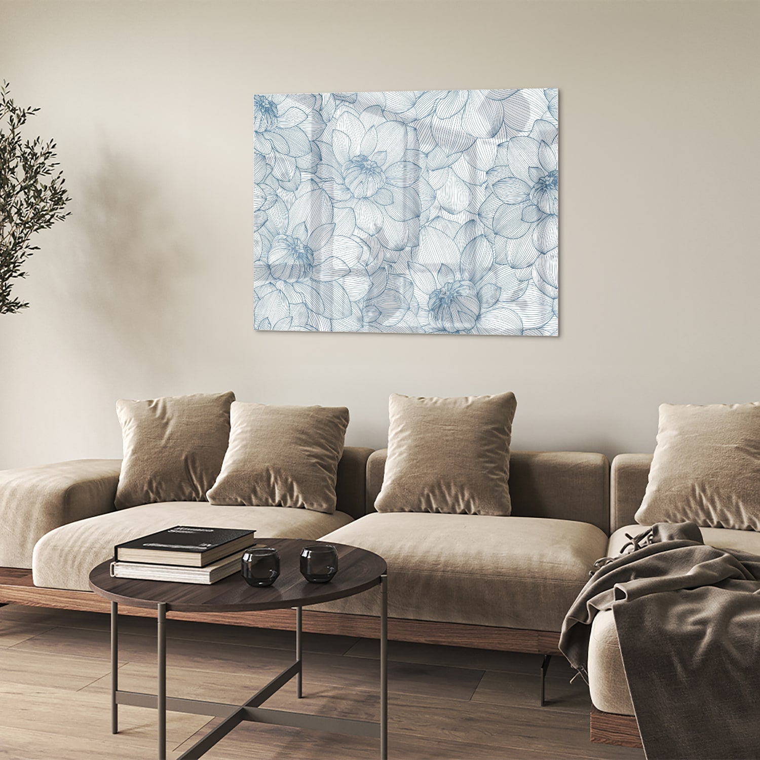 Glazen schilderij met bloemenpatroon in zachte blauwe kleuren, staat boven een houten kast.