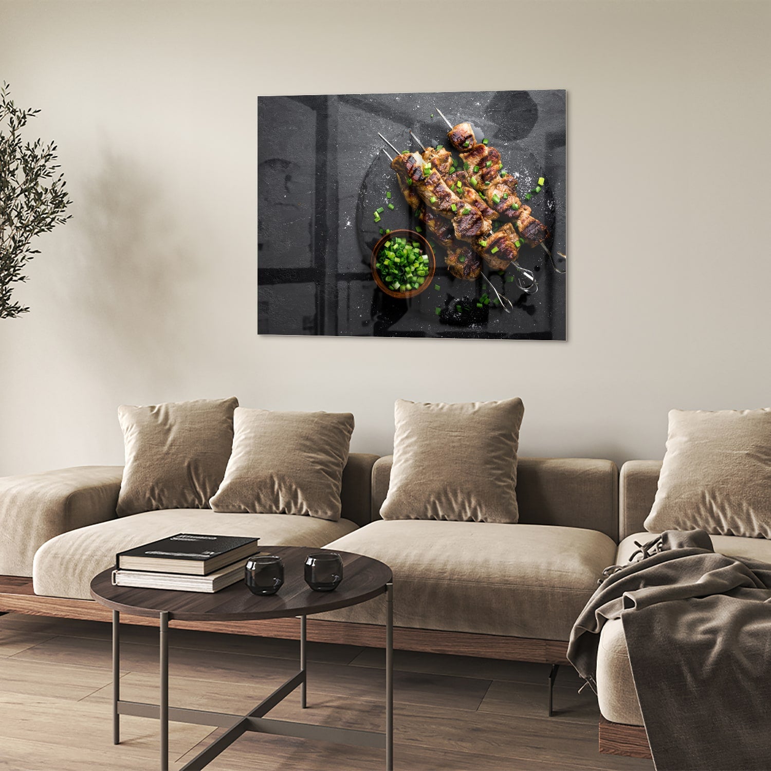 Glazen schilderij met kebabs op een zwarte achtergrond, perfect voor keuken decoratie.
