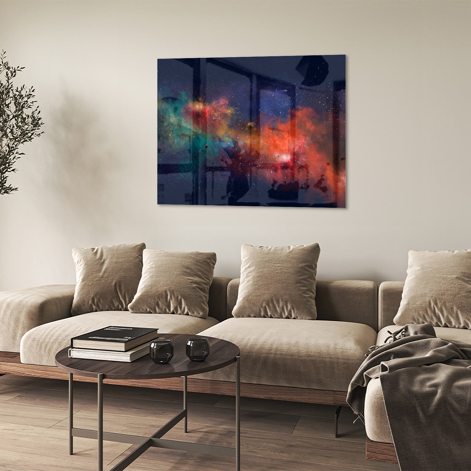 Glazen schilderij van een sterrenstelsel in levendige kleuren aan de muur.