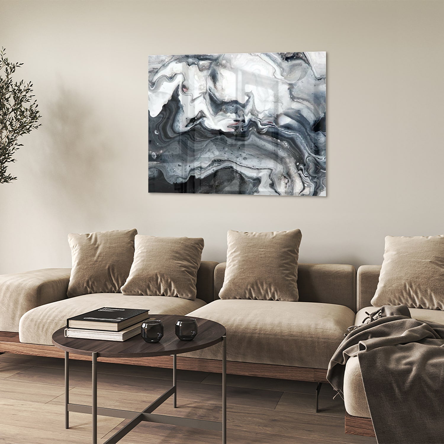 Abstract glazen schilderij met grijze en witte tinten aan de muur.