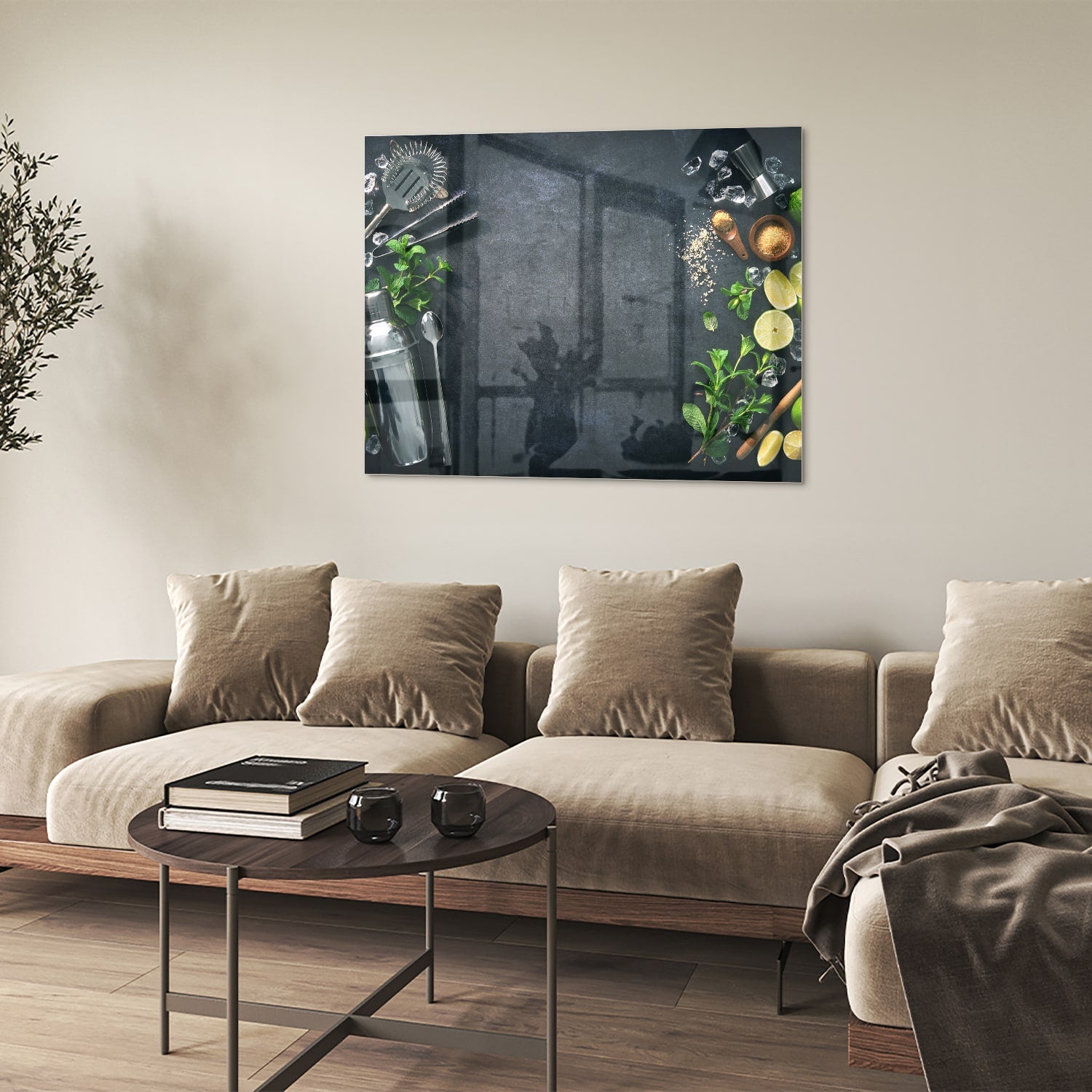 Glazen schilderij met kruiden en citroenen op een moderne muur.