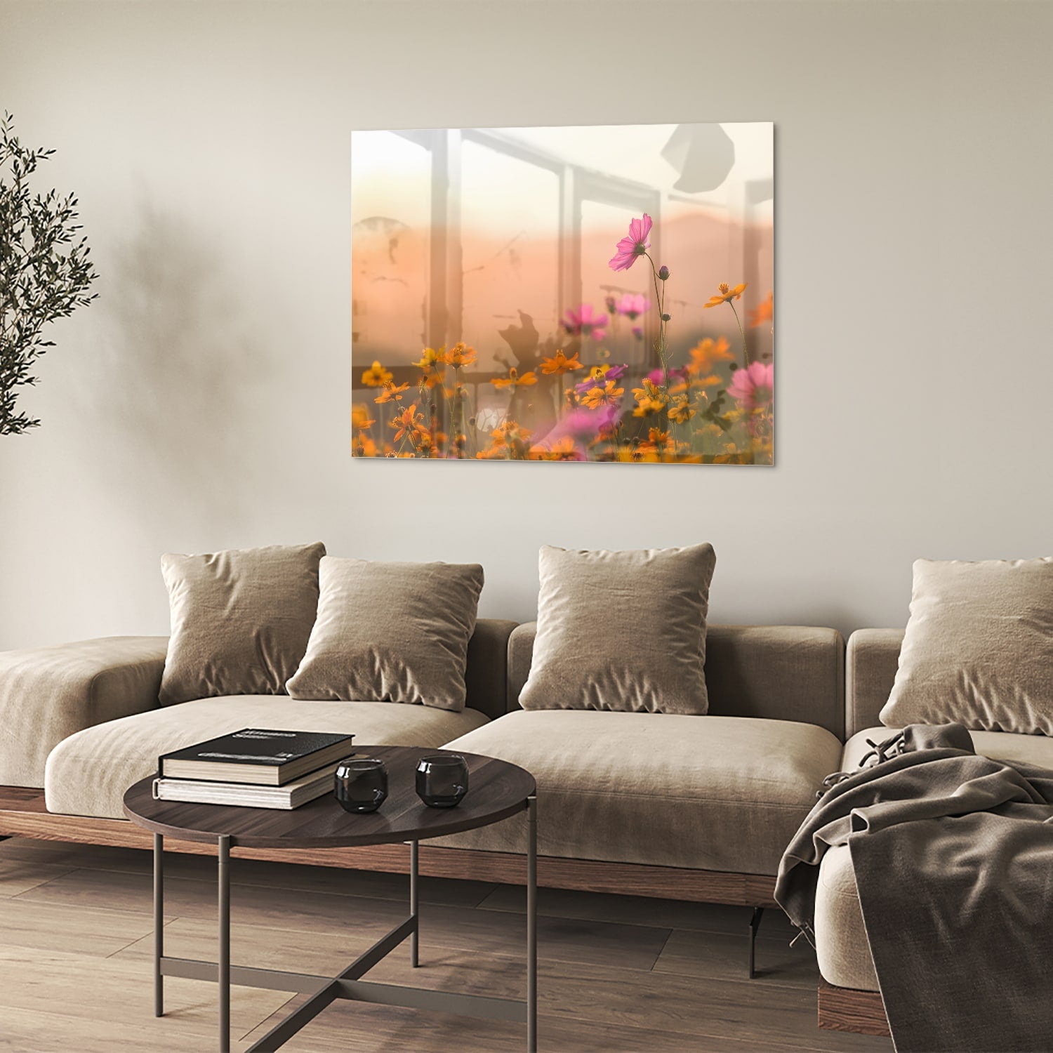 Glazen schilderij met kleurrijke bloemen tegen een pastelachtergrond.
