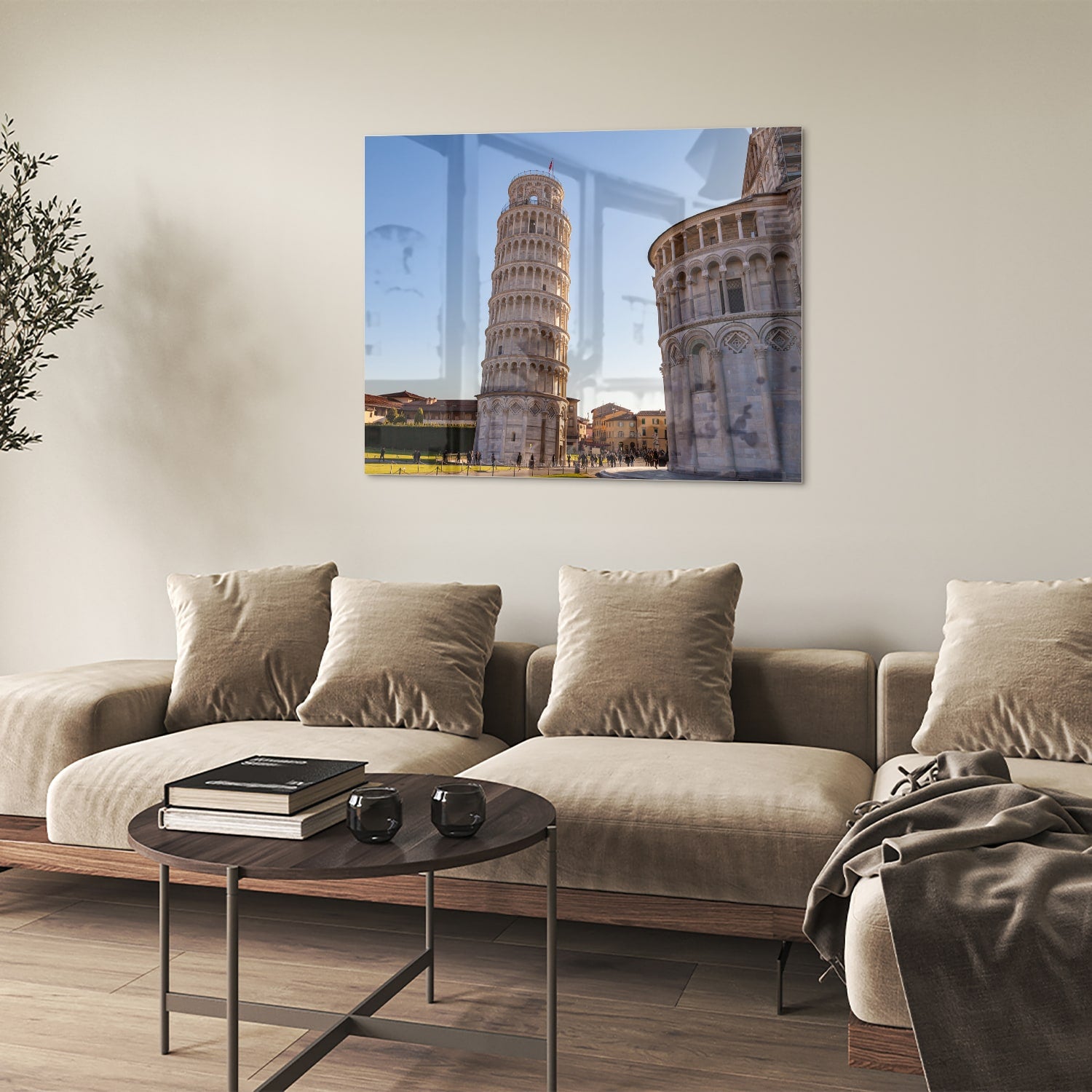 Glazen schilderij van de Toren van Pisa in een stijlvolle woonkamer.