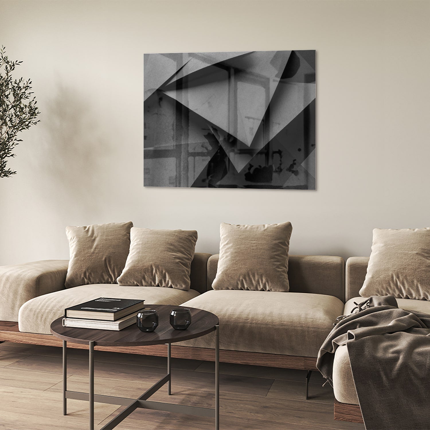 Modern glazen schilderij met een geometrisch zwart-wit ontwerp aan de muur.