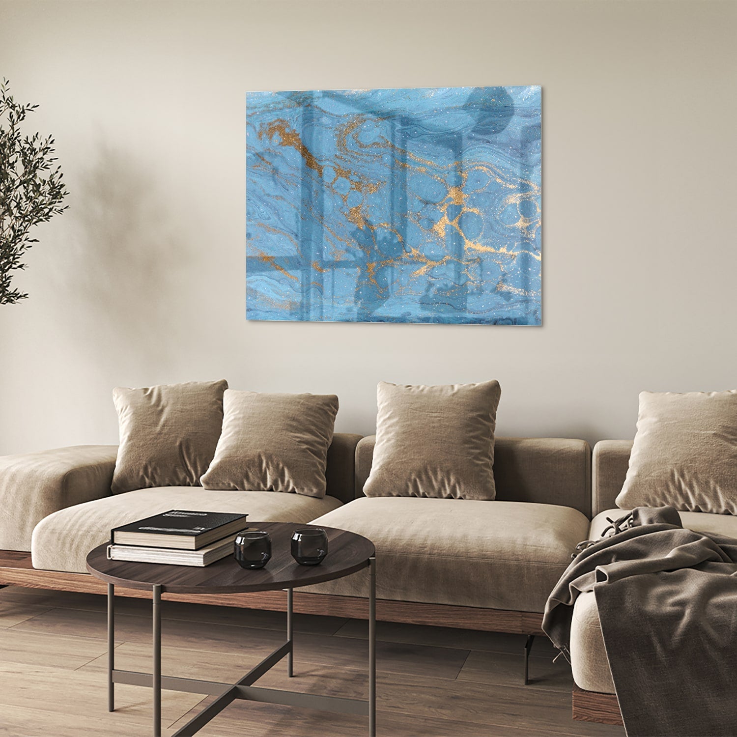 Glazen schilderij met blauw en gouden patronen aan de muur boven een houten kast.