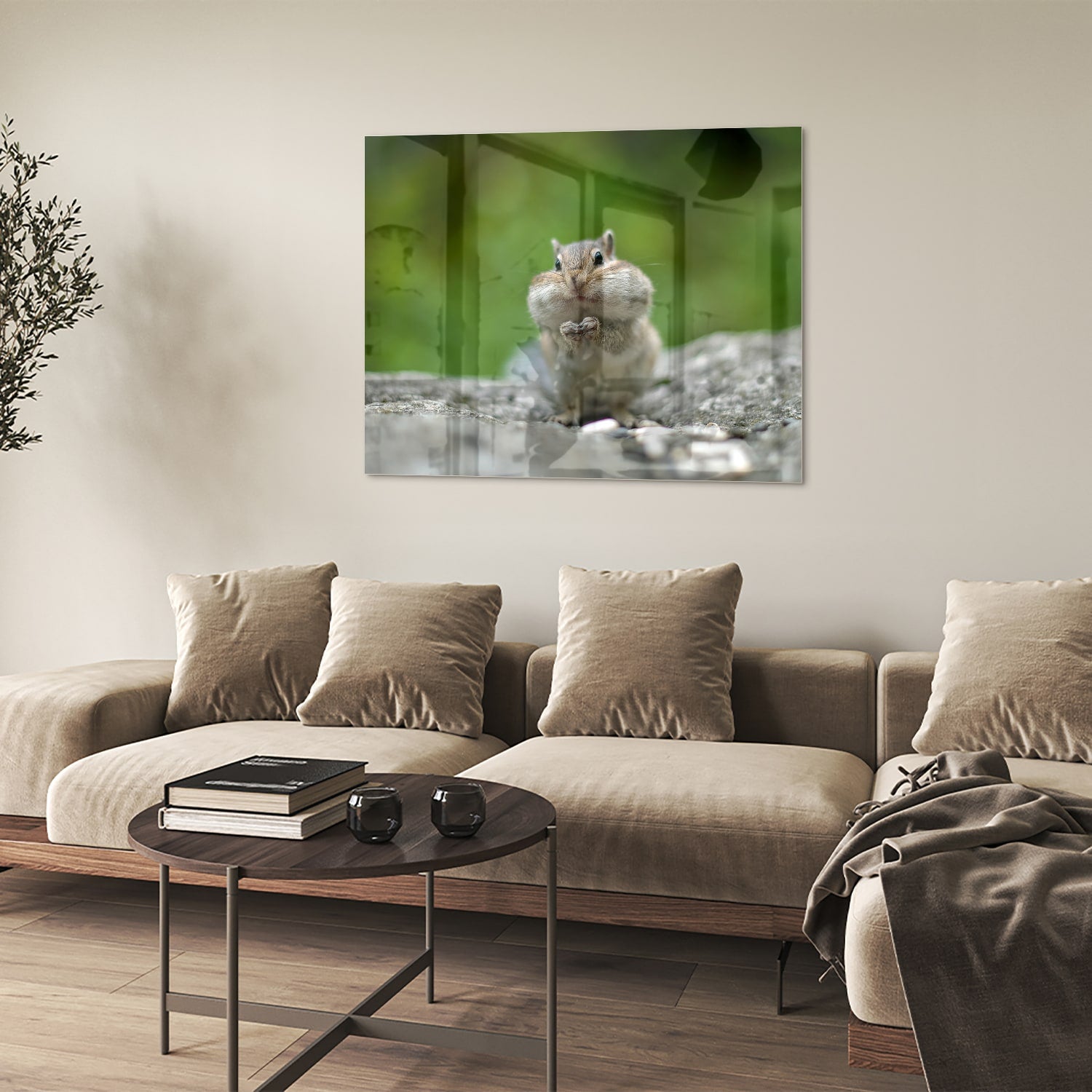 Glazen schilderij van een eekhoorn met een noot in zijn hand