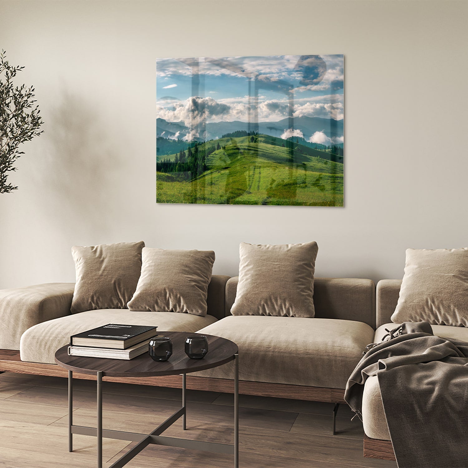 Glas schilderij van een prachtig berglandschap met groene heuvels en bergen.