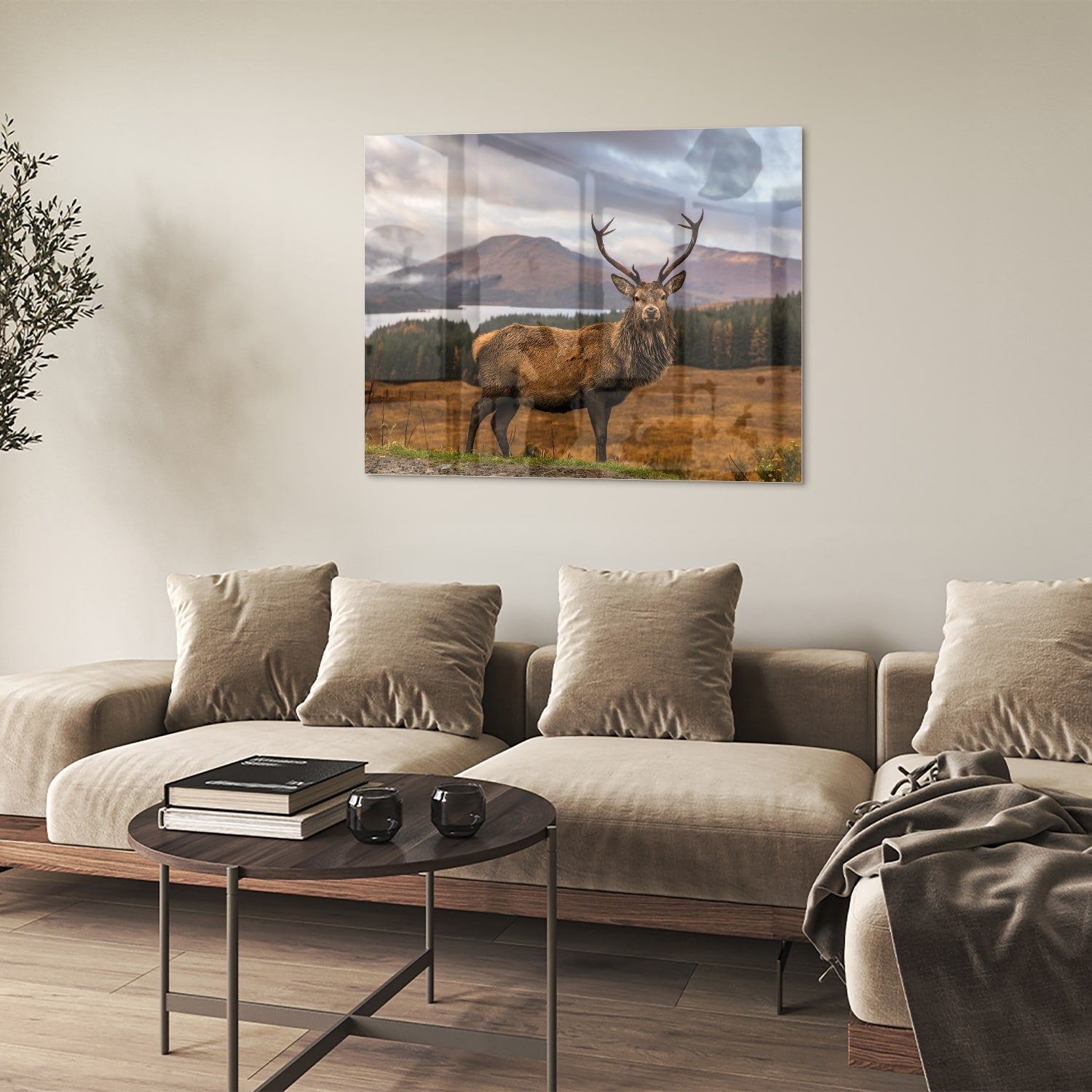 Glazen schilderij van een hert op een natuurlijke achtergrond.